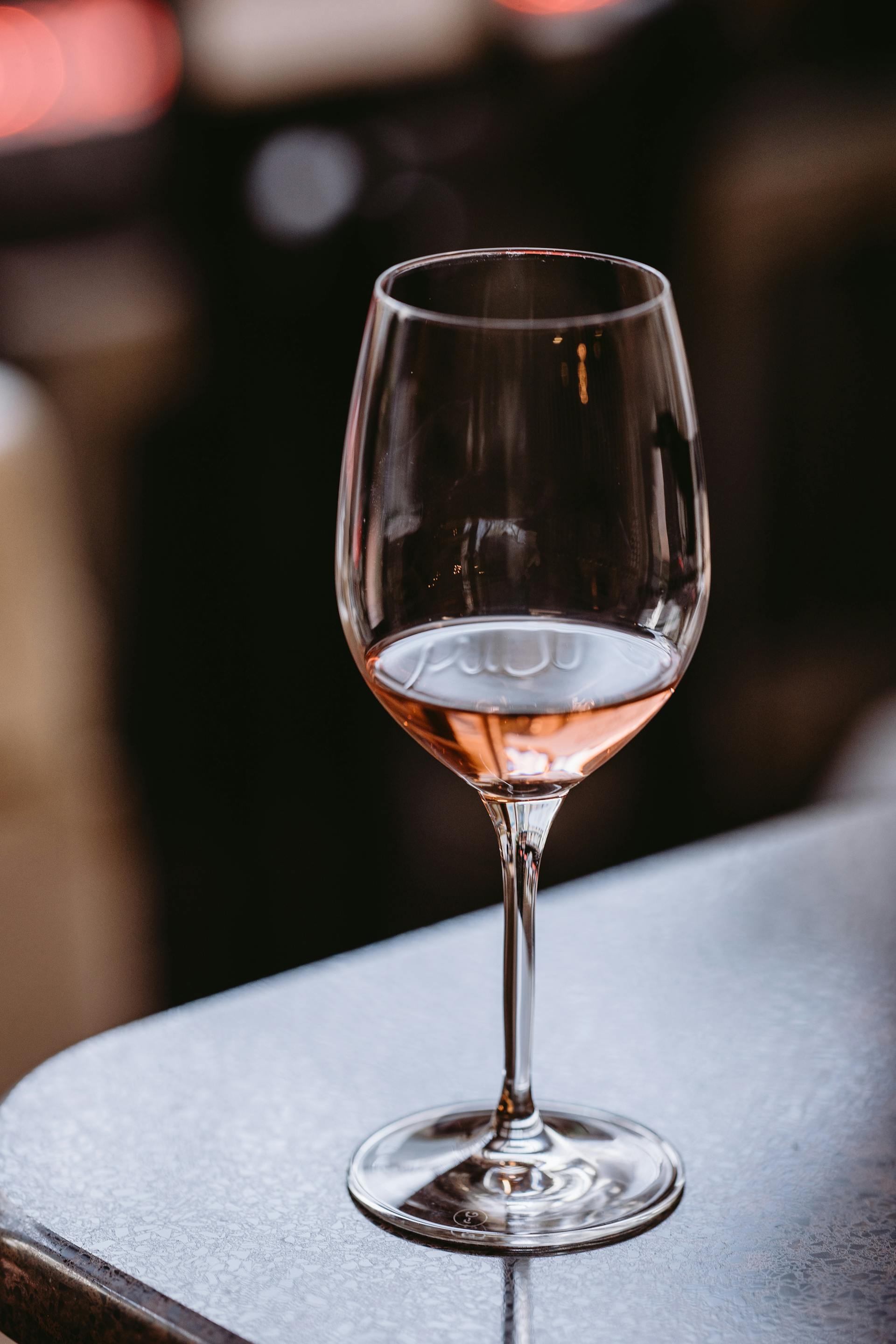 Ein Glas Wein auf einem Tisch | Quelle: Pexels