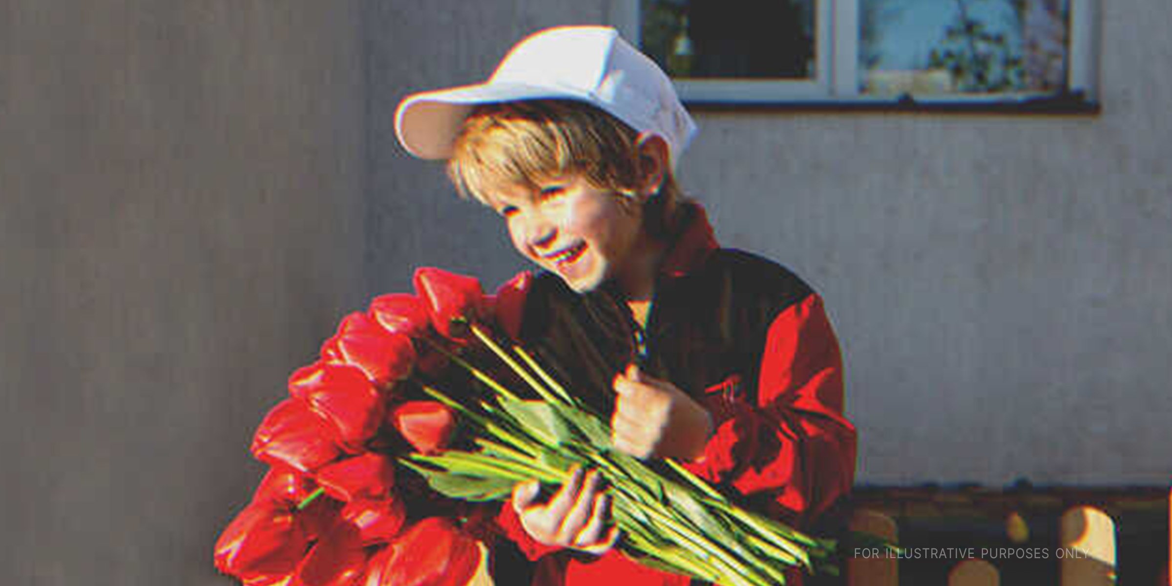 Junge mit Blumen | Quelle: Shutterstock