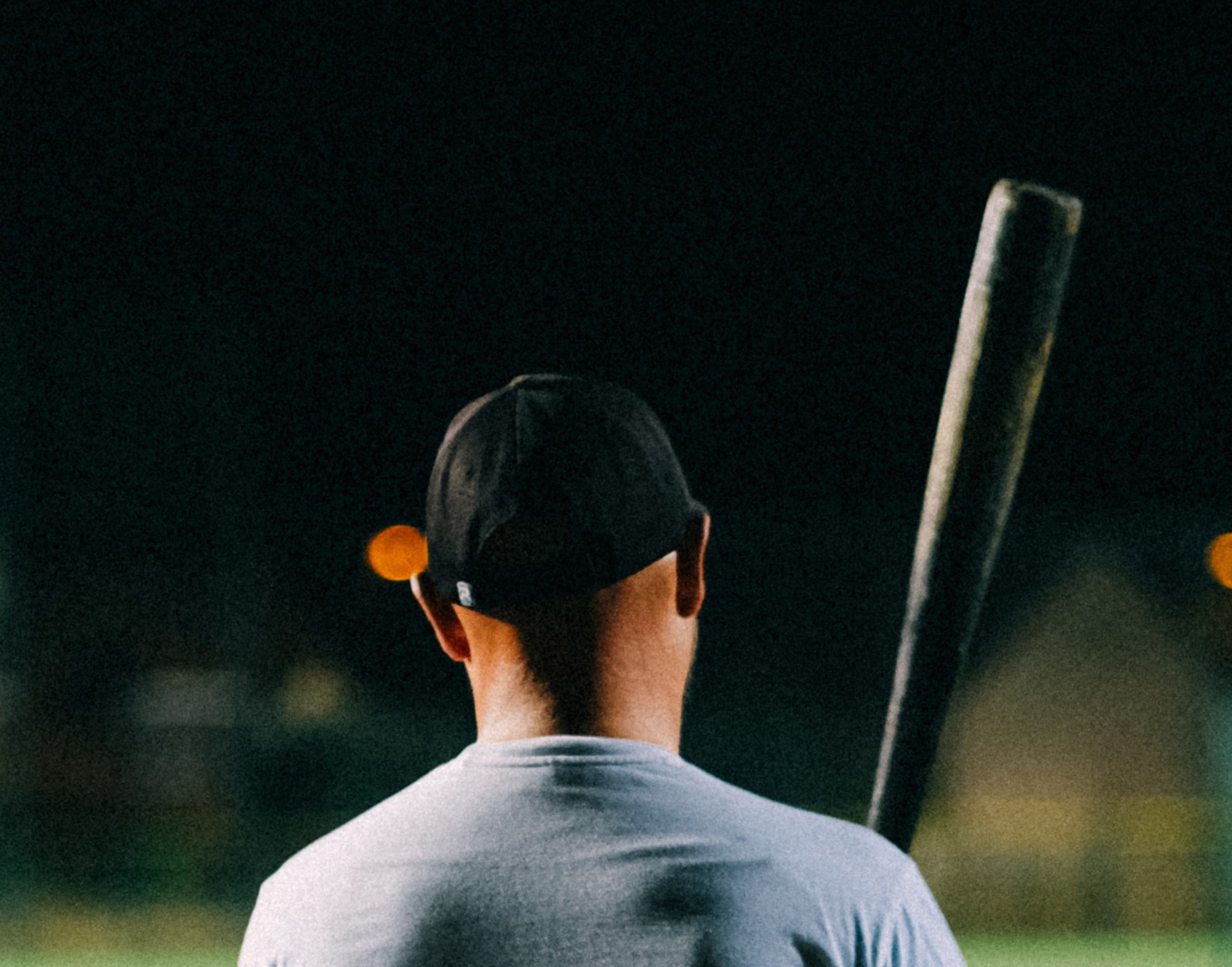 Tom war wütend und eilte mit einem Baseballschläger zu Edwards Garage. | Quelle: Unsplash