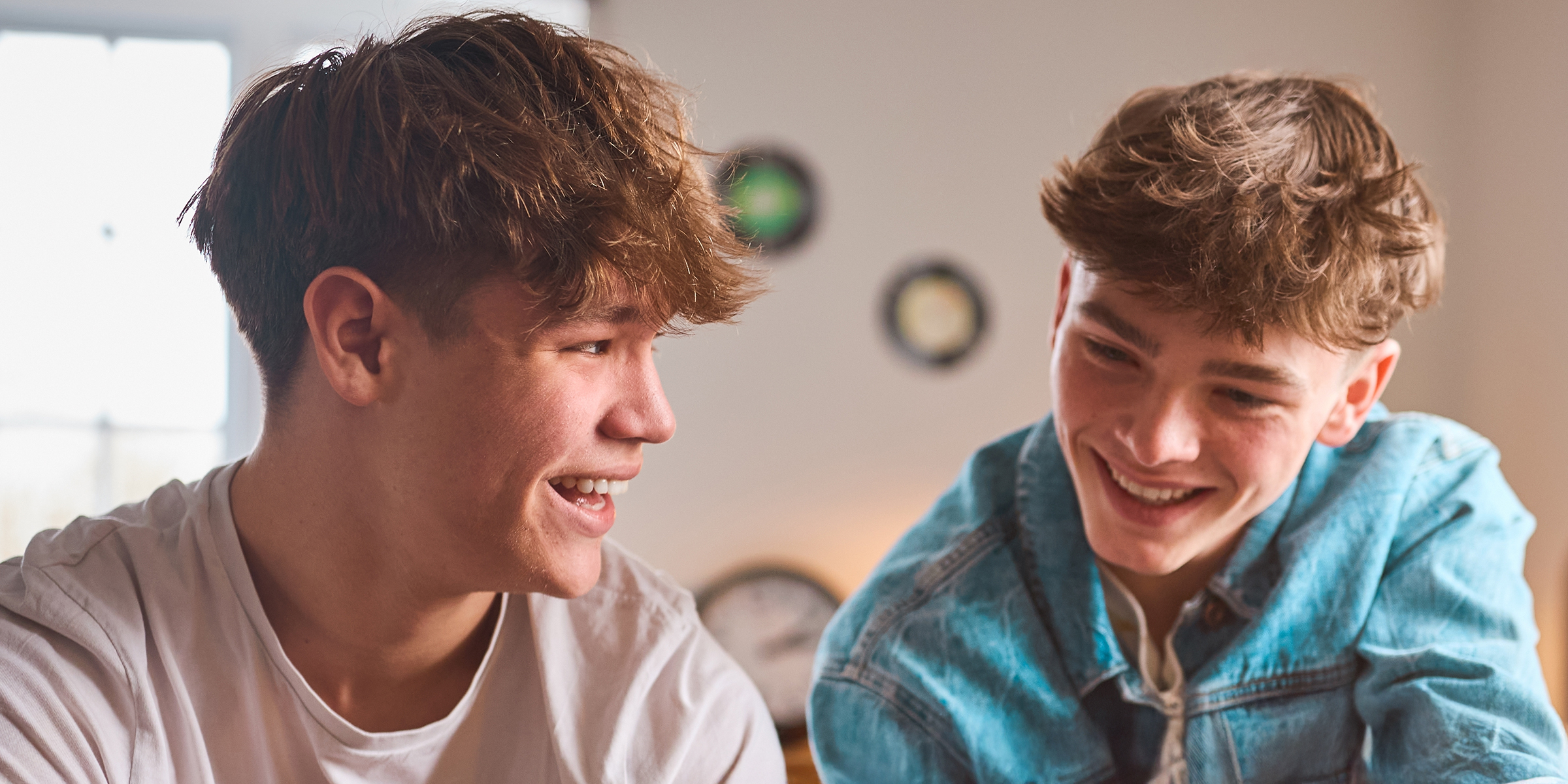 Zwei lachende Jungen im Teenageralter | Quelle: Shutterstock