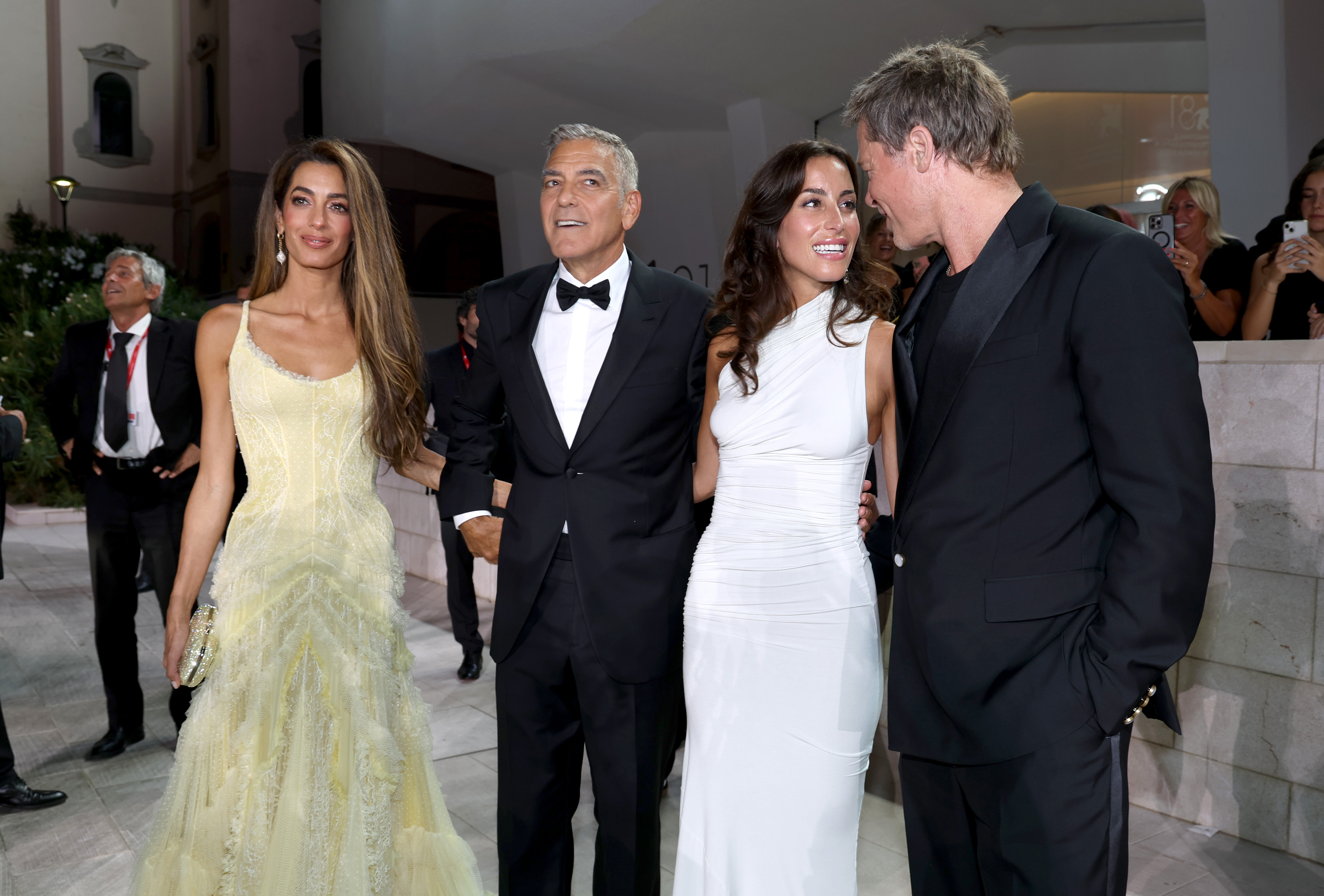 Amal and George Clooney with Ines de Ramon und Brad Pitt. | Quelle: Getty Images