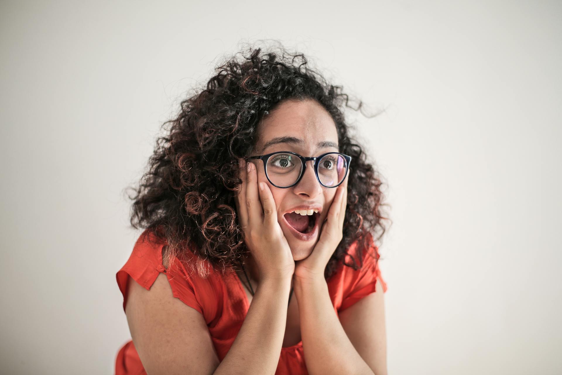 Eine Frau reagiert überrascht | Quelle: Pexels