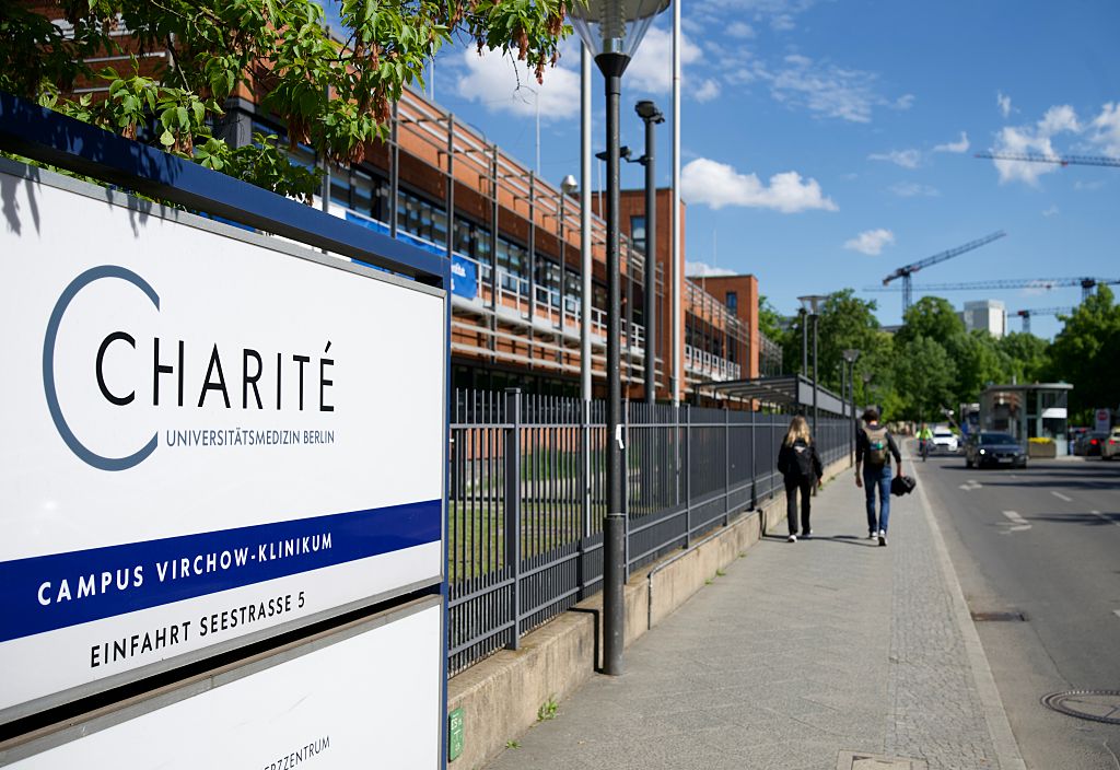19. Mai 2026, Berlin: An einem Zaun am Eingang zur Seestraße auf dem Charité-Gelände ist ein Schild mit der Aufschrift „Charité“ angebracht. Die Weltgesundheitsorganisation (WHO) hat aufgrund des Ebola-Ausbruchs in der Demokratischen Republik Kongo und in Uganda einen internationalen Gesundheitsnotstand ausgerufen. | Quelle: Getty Images