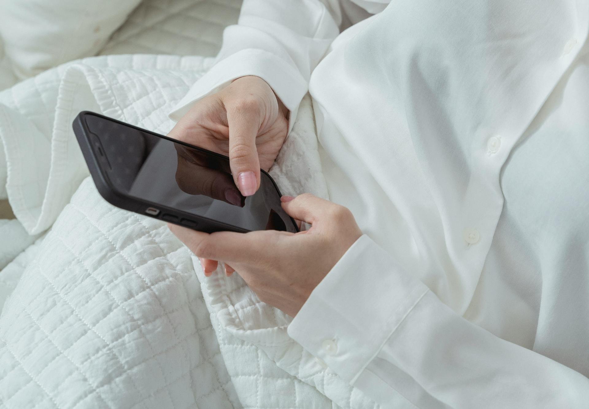 Eine Frau, die ihr Telefon benutzt | Quelle: Pexels