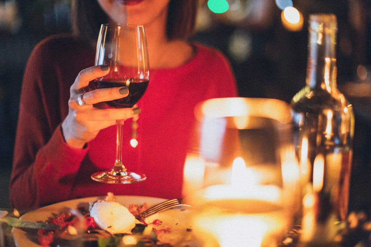 Eine Frau hält ein Glas Wein | Quelle: Pexels