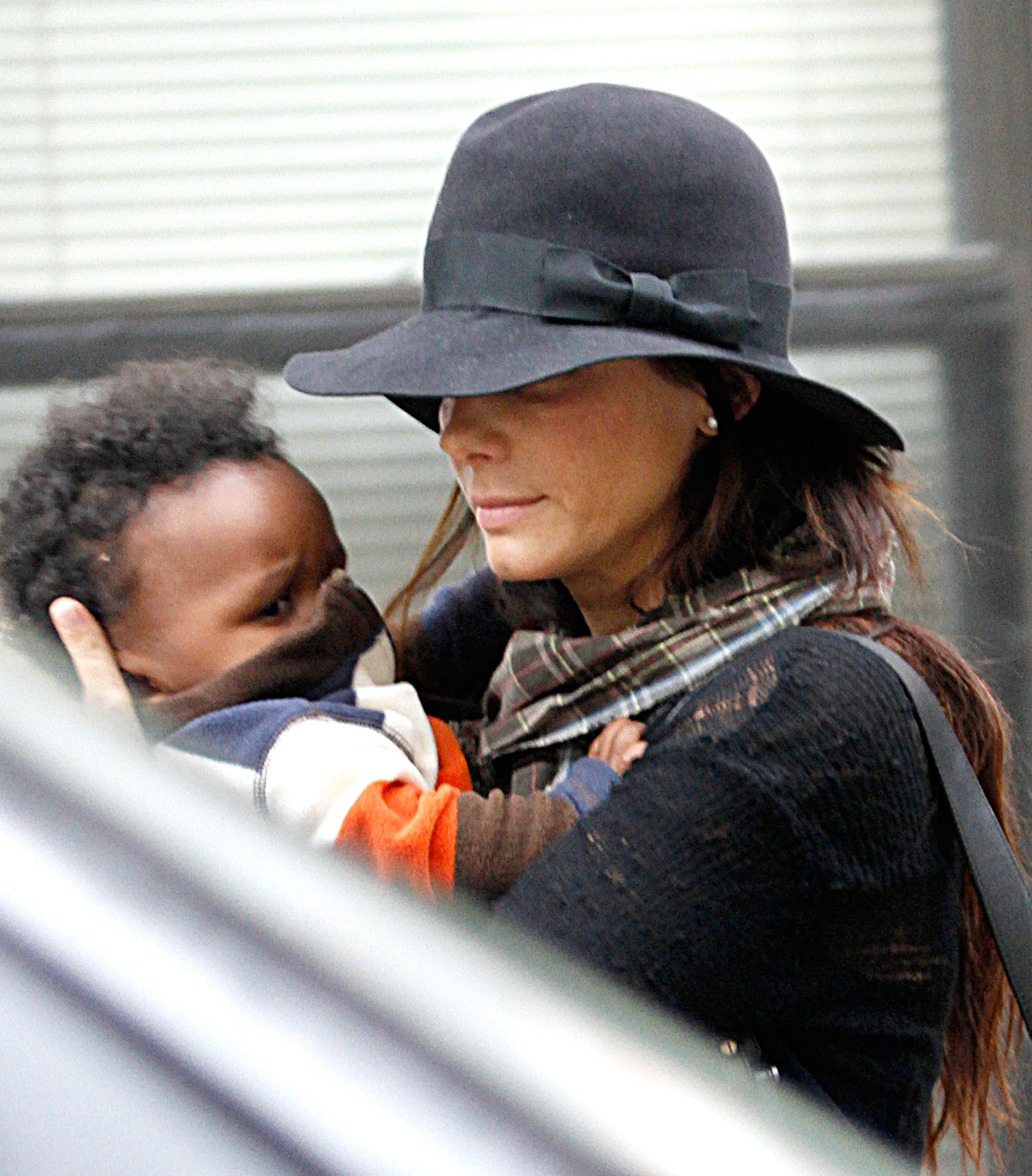 Sandra Bullock und ihr Sohn Louis werden am 6. November 2010 in New York City gesehen | Quelle: Getty Images