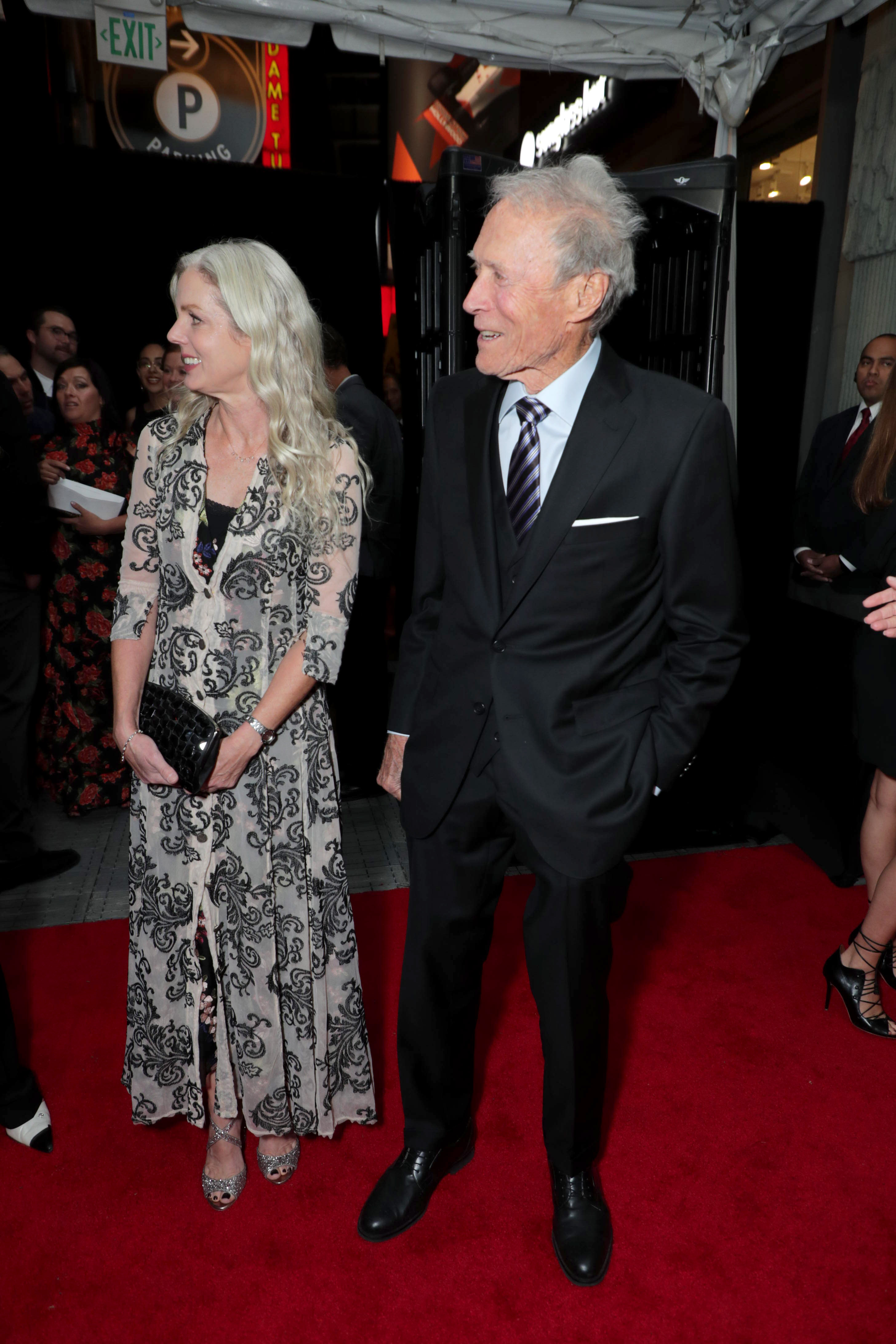 Christina Sandera und Clint Eastwood auf dem AFI Fest 2019 in Los Angeles, am 20. November 2019. | Quelle: Getty Images