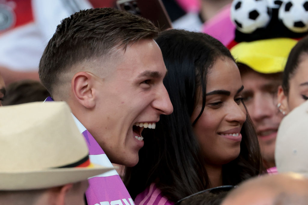 Nico Schlotterbeck aus Deutschland und Sabrina nach dem Gruppenspiel der UEFA EURO 2024 zwischen Deutschland und Ungarn in der Stuttgart Arena am 19. Juni 2024 in Stuttgart, Deutschland | Quelle: Getty Images