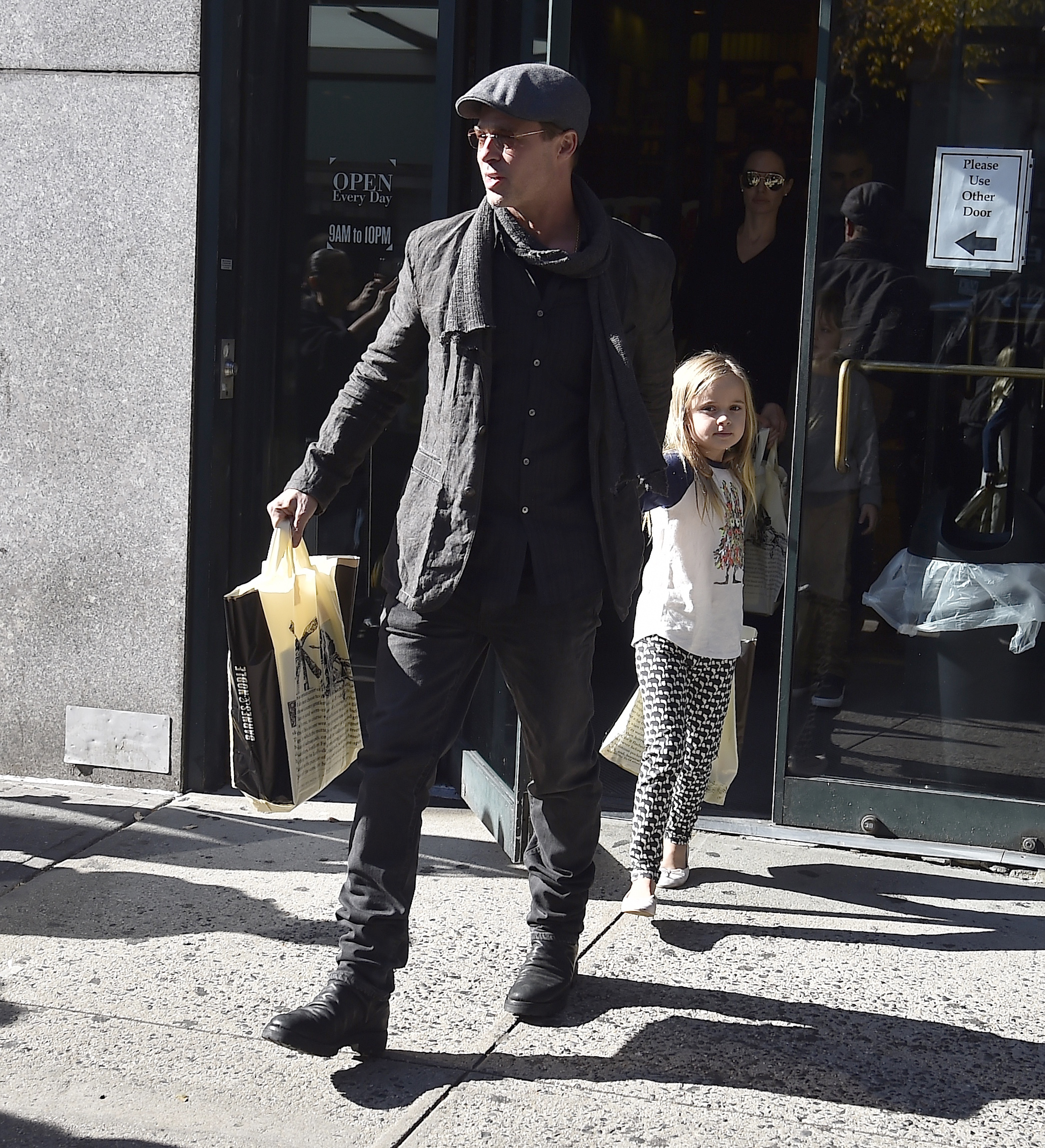 Brad Pitt und Vivienne Marcheline Jolie-Pitt werden am 3. November 2015 in der Upper West Side in New York City gesehen | Quelle: Getty Images