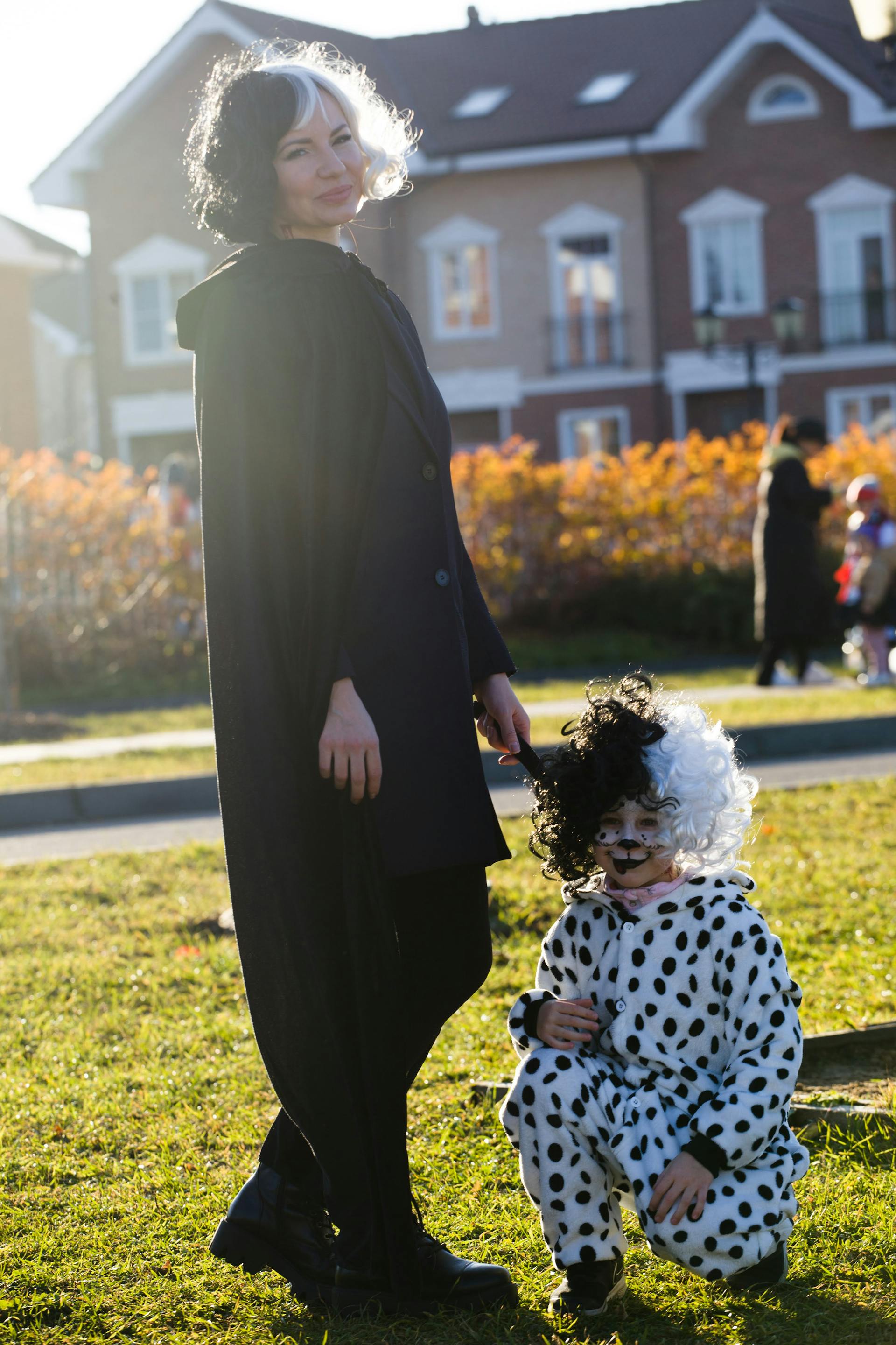 Eine Frau und ihr Kind in Halloween-Kostümen | Quelle: Pexels