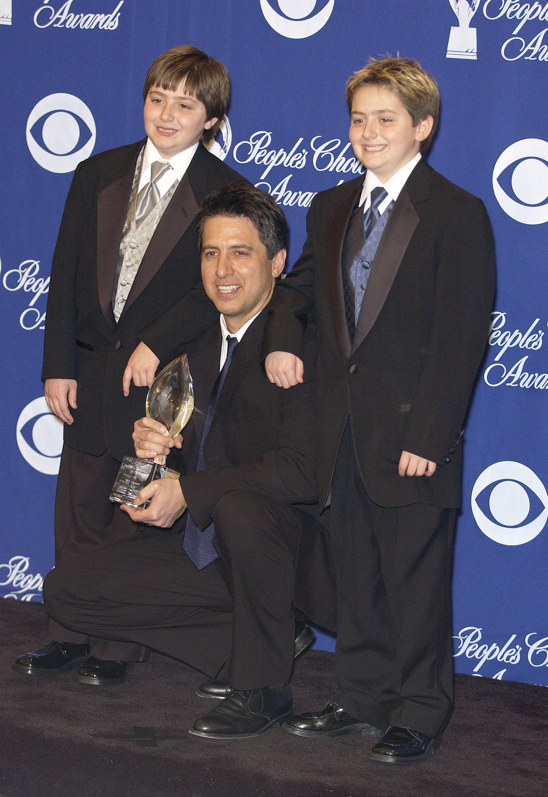 Ray Romano mit den Zwillingen bei der 30. Verleihung der People’s Choice Awards am 11. Januar 2004 | Quelle: Getty Images