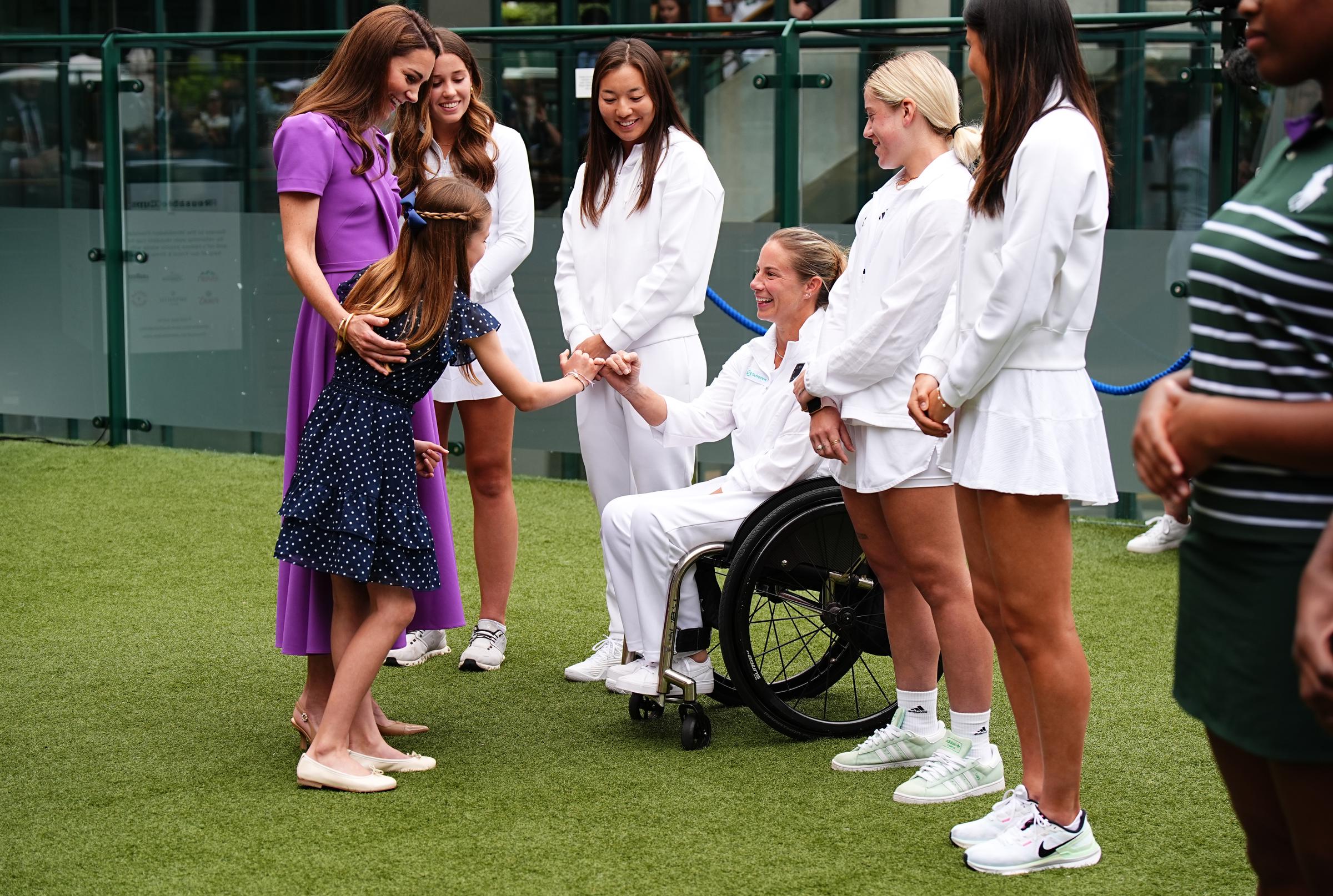 Kate Middleton und Prinzessin Charlotte treffen Lucy Shuker bei einem Besuch im All England Lawn Tennis and Croquet Club am 14. Juli 2024 in London, England. | Quelle: Getty Images