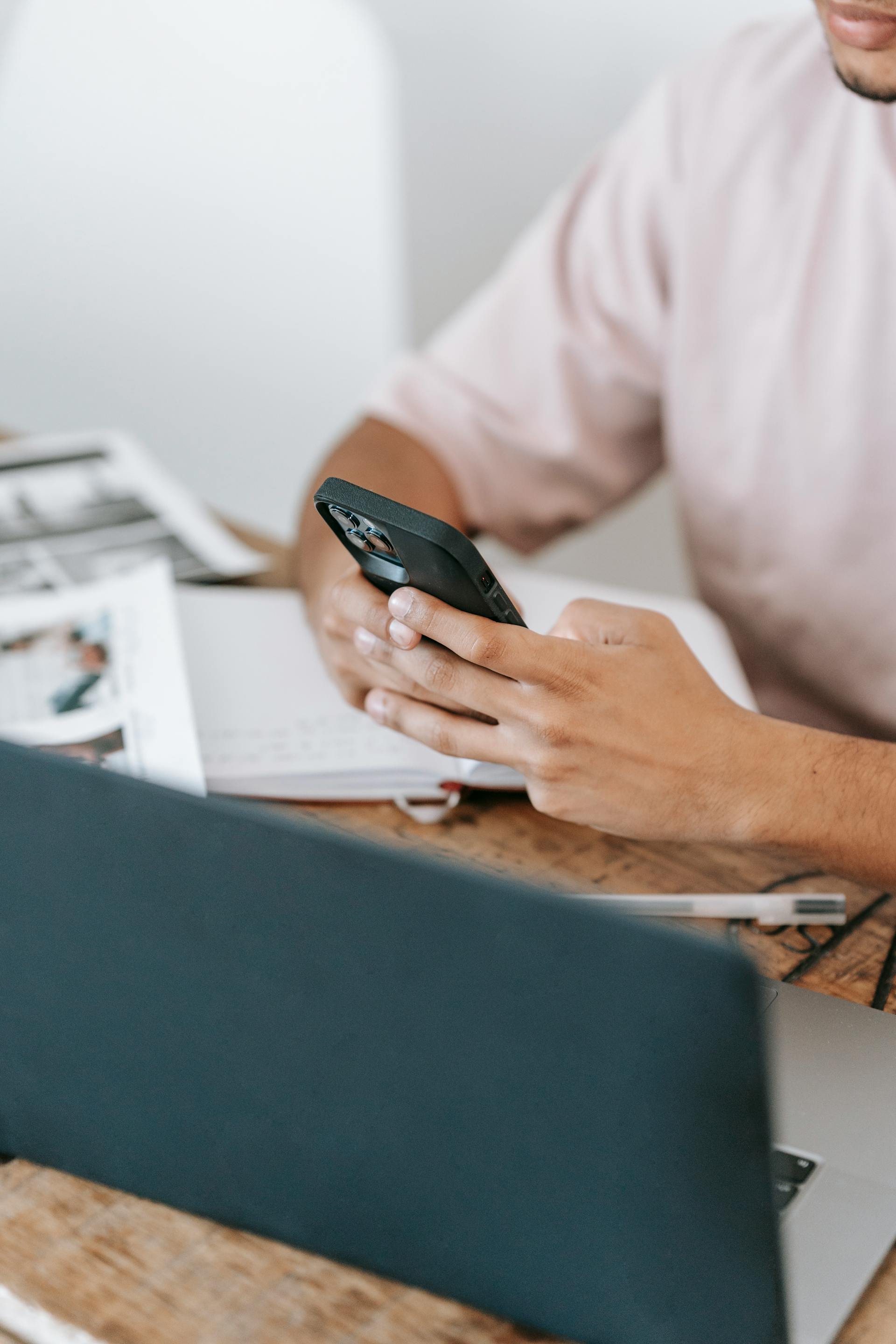 Eine Person, die ein Telefon benutzt | Quelle: Pexels