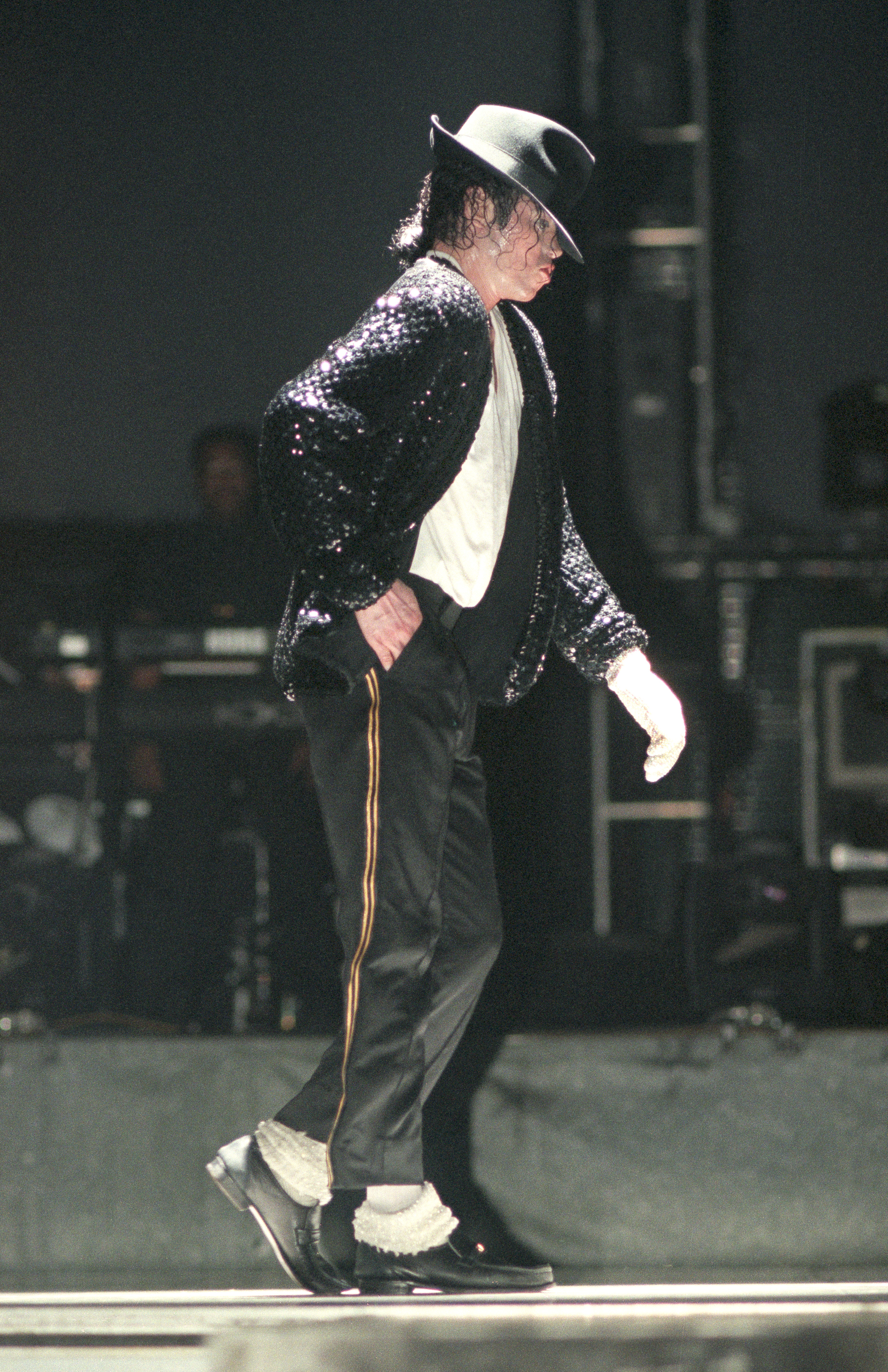 Michael Jackson beim Moonwalk auf seiner HIStory-Tour 1996 | Quelle: Getty Images