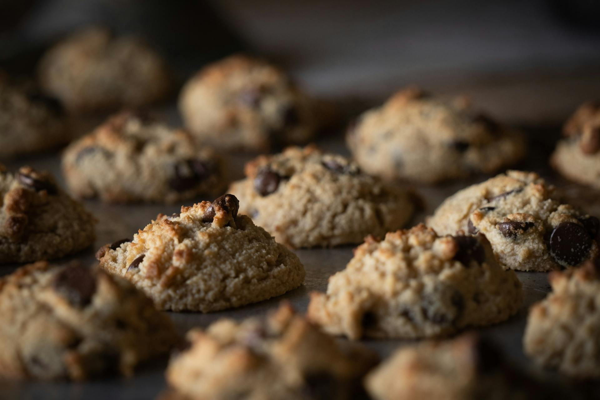 Chocolate Chip Cookies auf einem Backblech | Quelle: Pexels