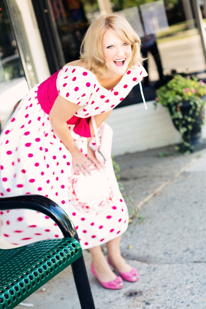Eine Frau in einem Vintage-Kleid lacht | Quelle: Pixabay