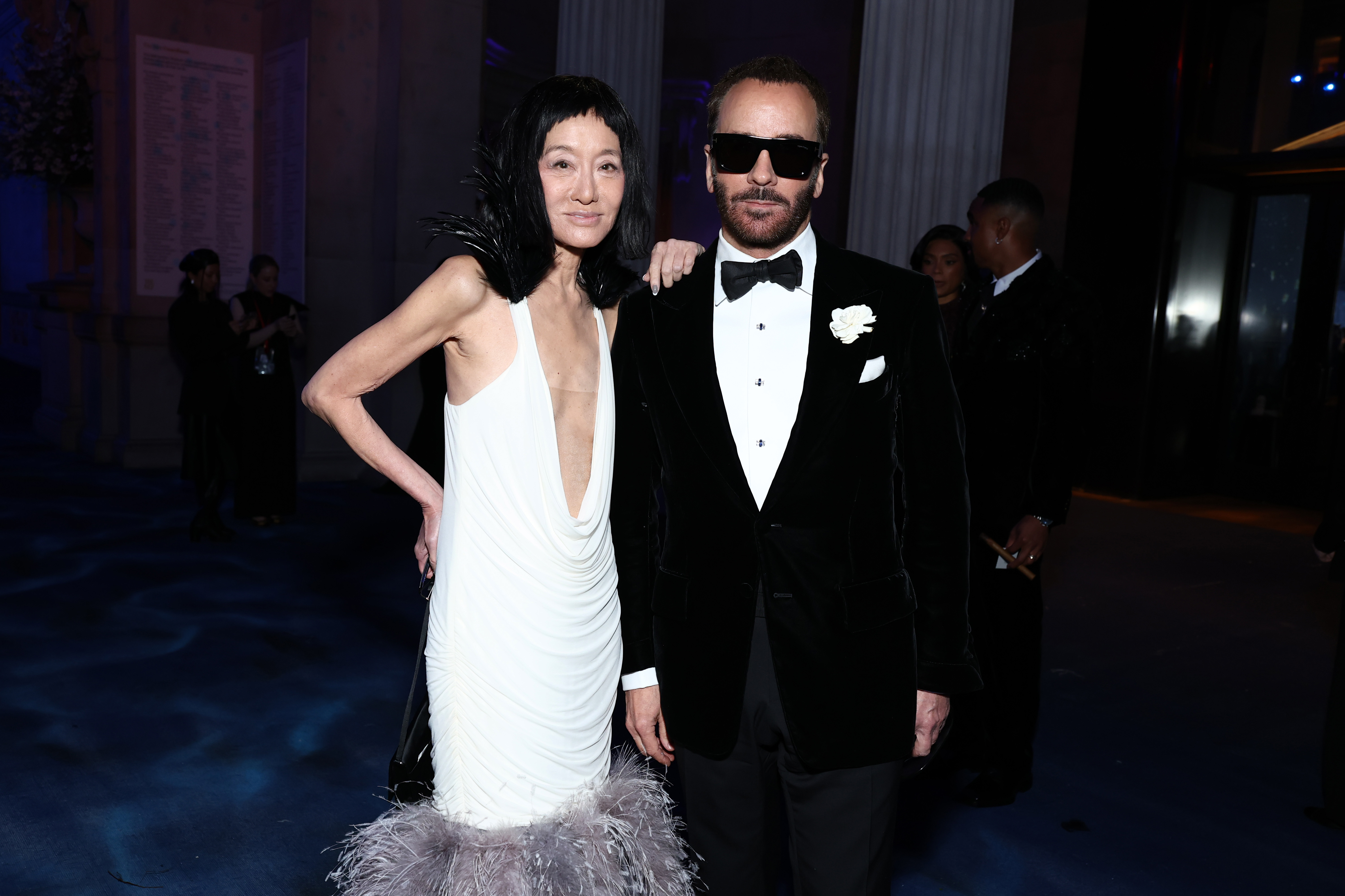Vera Wang steht neben dem Designer Tom Ford. Beide tragen schwarz-weiße Ensembles, die den zeitlosen Glamour des Abends widerspiegeln.
