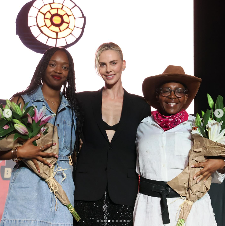 Charlize Theron mit Gästen bei der jährlichen Block Party des Charlize Theron Africa Outreach Project (CTAOP), gepostet im Juli 2024. | Quelle: Instagram/charlizeafrica