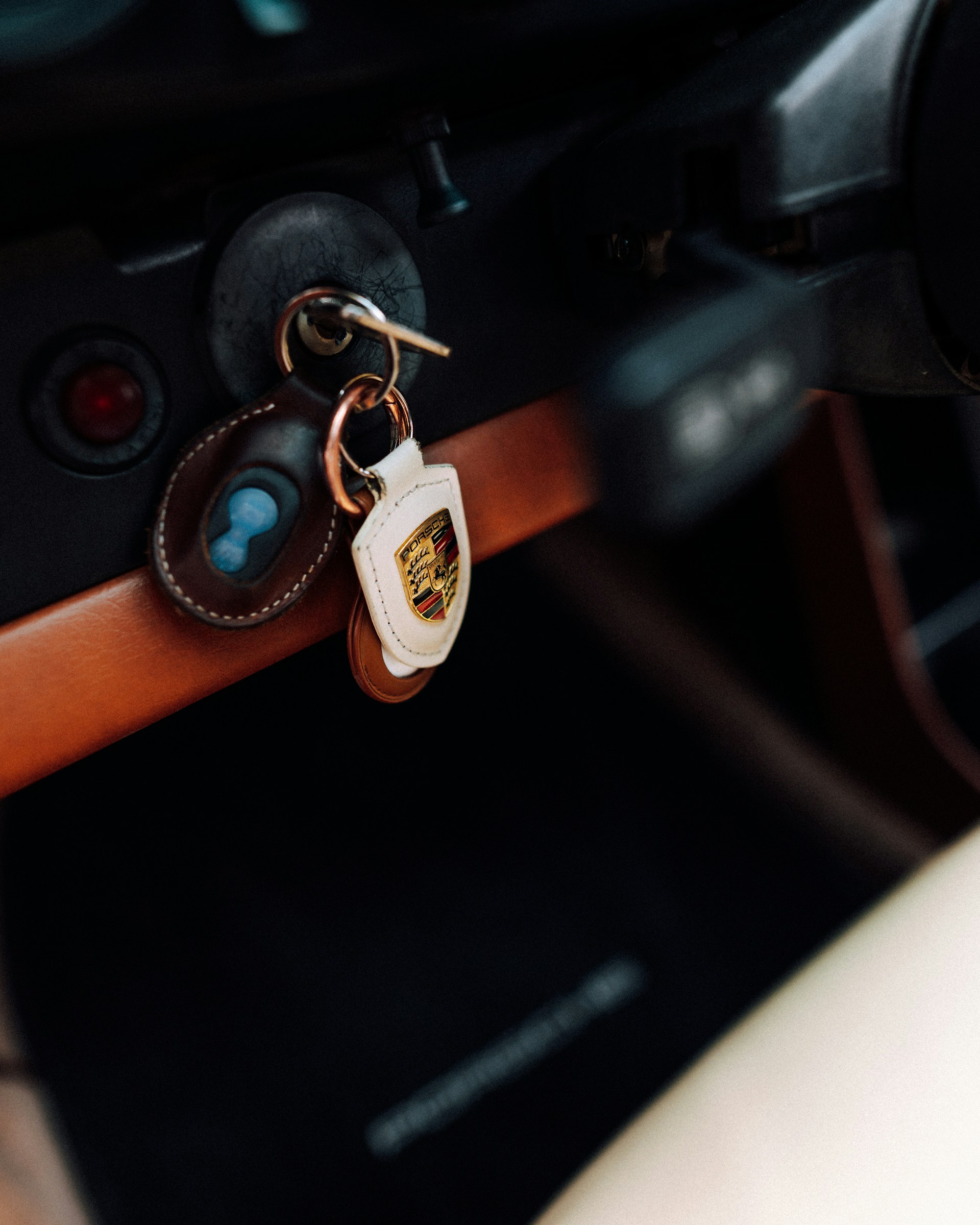 Ein Auto mit dem Schlüssel im Zündschloss | Quelle: Unsplash