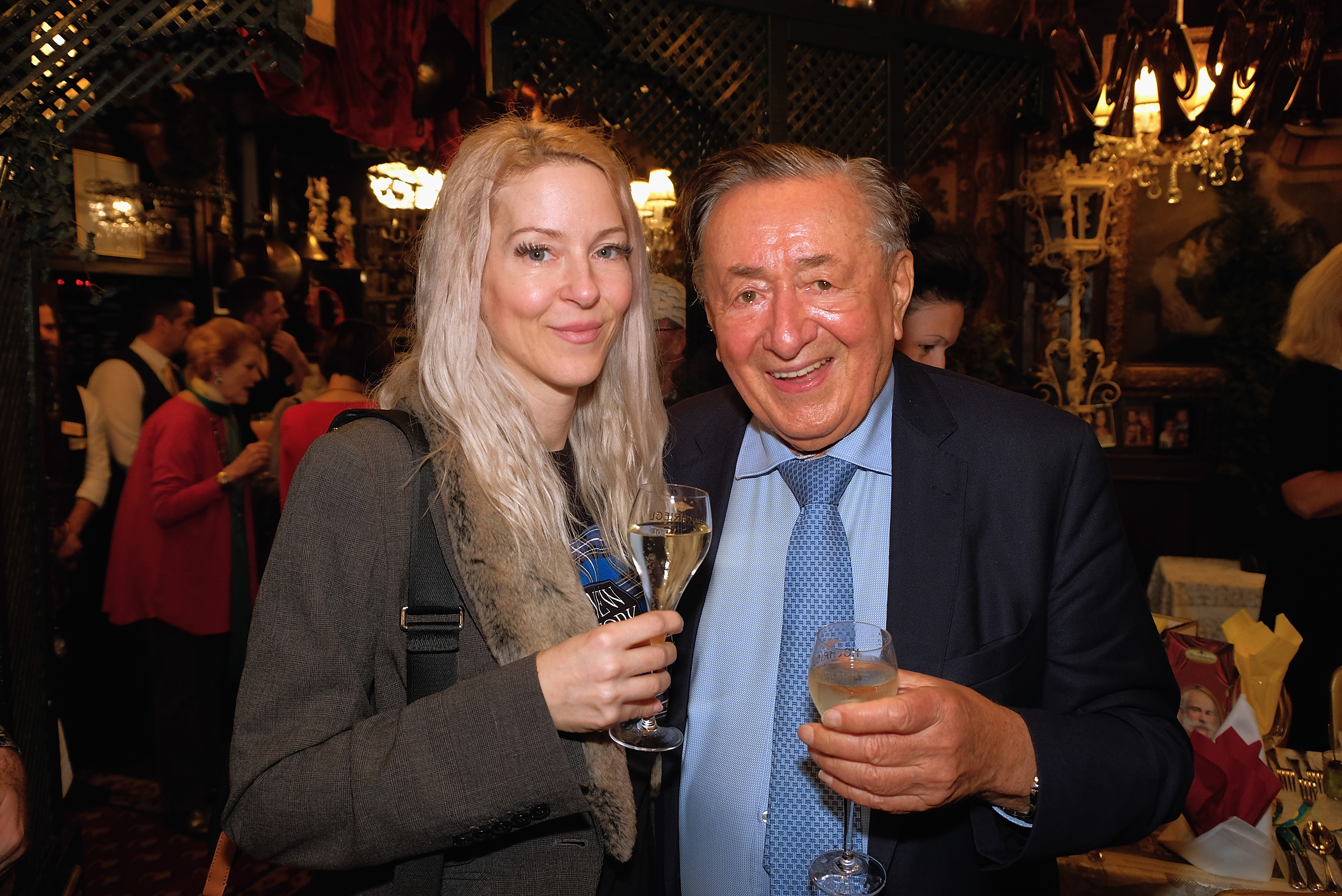 Simone Reiländer und Richard Lugner posieren während des Künstler Heringschmauses im Marchfelderhof am 13. Februar 2024 in Deutsch Wagram, Österreich | Quelle: Getty Images