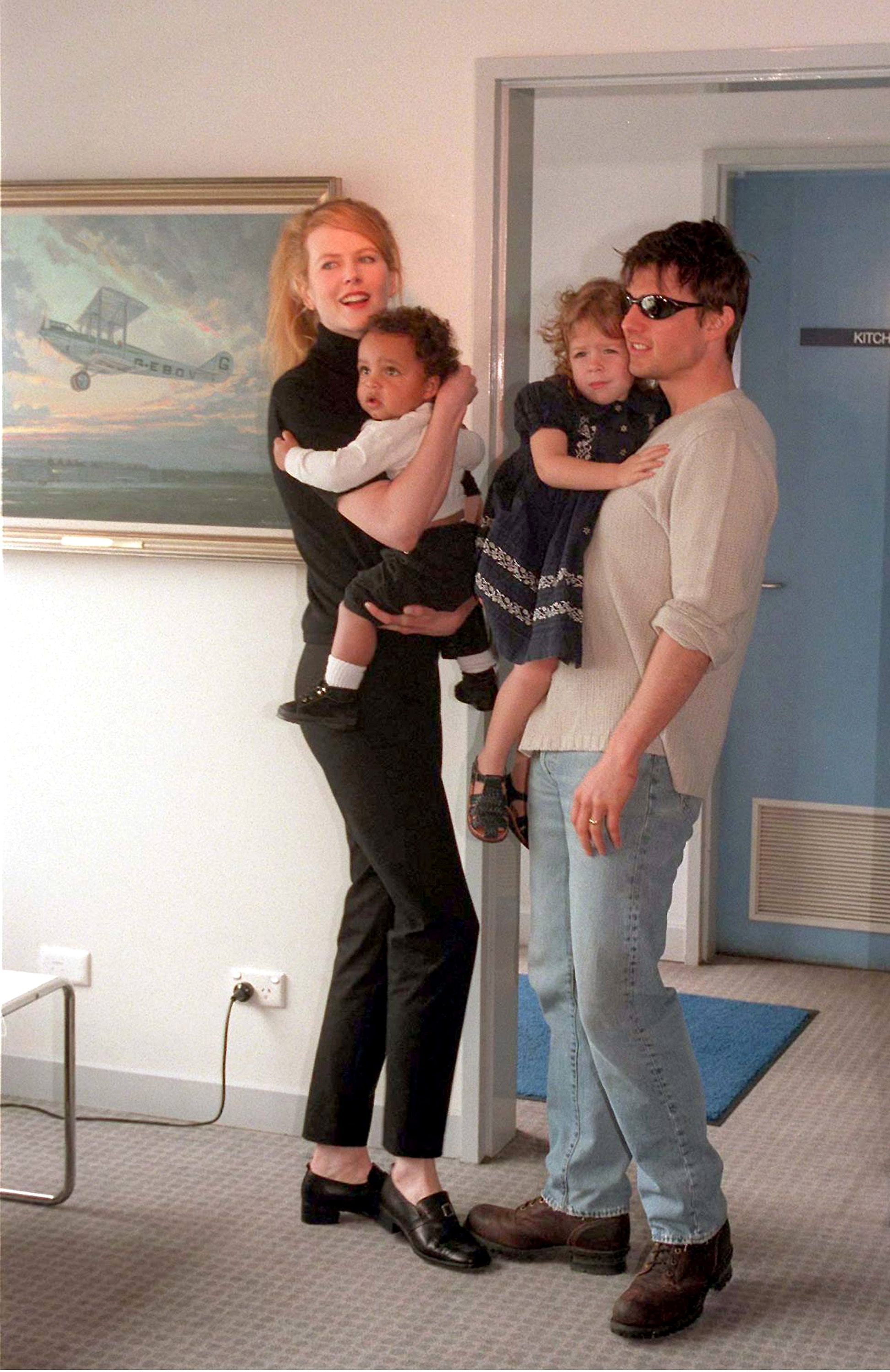 Nicole Kidman und Tom Cruise mit Isabella und Connor Cruise am Flughafen Sydney Kingsford Smith und stellen den Medien ihre Kinder Connor und Isabella vor 24. Januar 1996 | Quelle: Getty Images