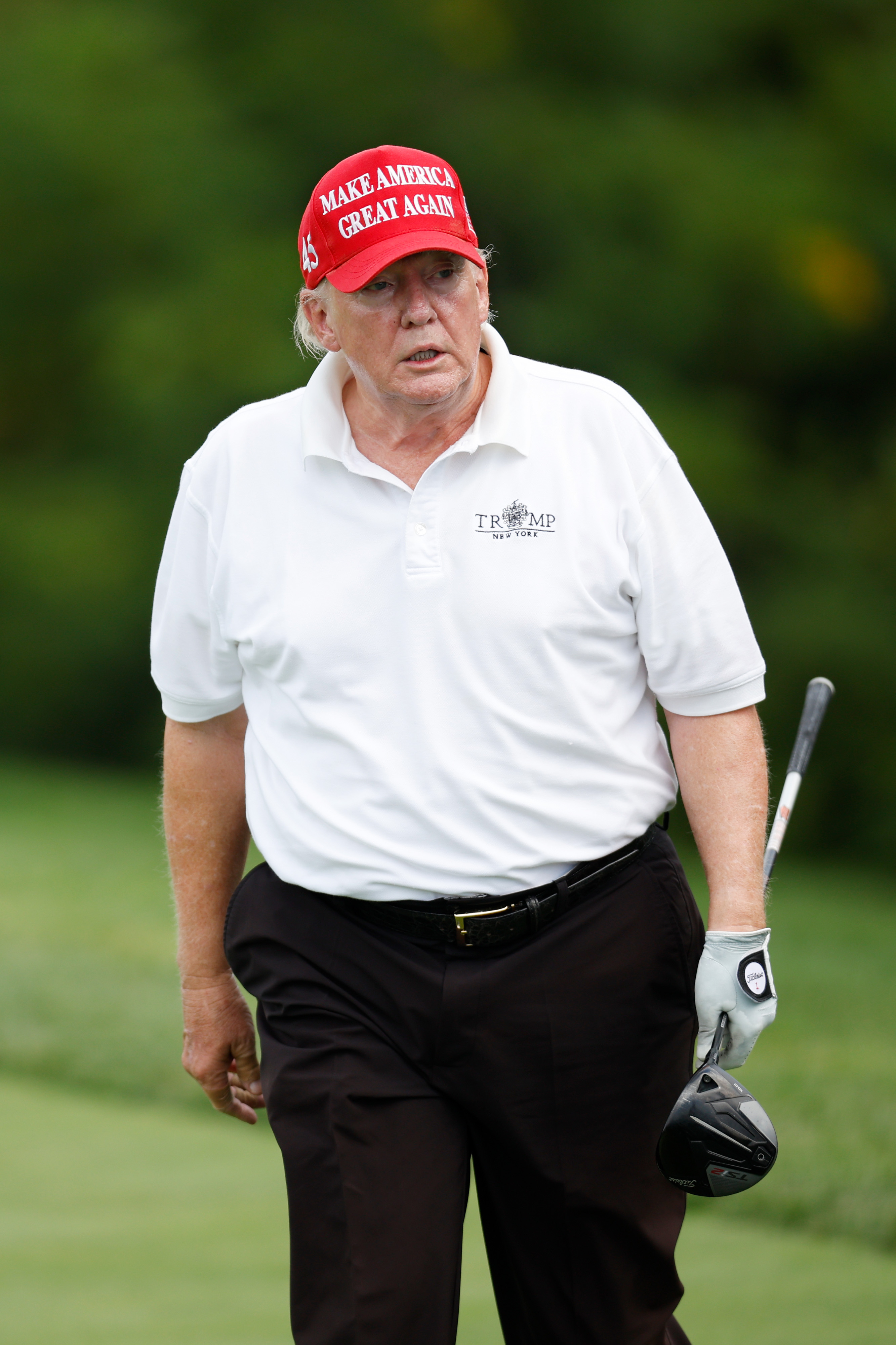 Im Juli 2022 wurde Donald Trump beim LIV Golf Invitational in Bedminster mit einem weißen Polo und einer roten Cap fotografiert. Sein Gesicht wies ungleichmäßige Hauttöne auf, und es gab keine eindeutigen Anzeichen von Make-up.
