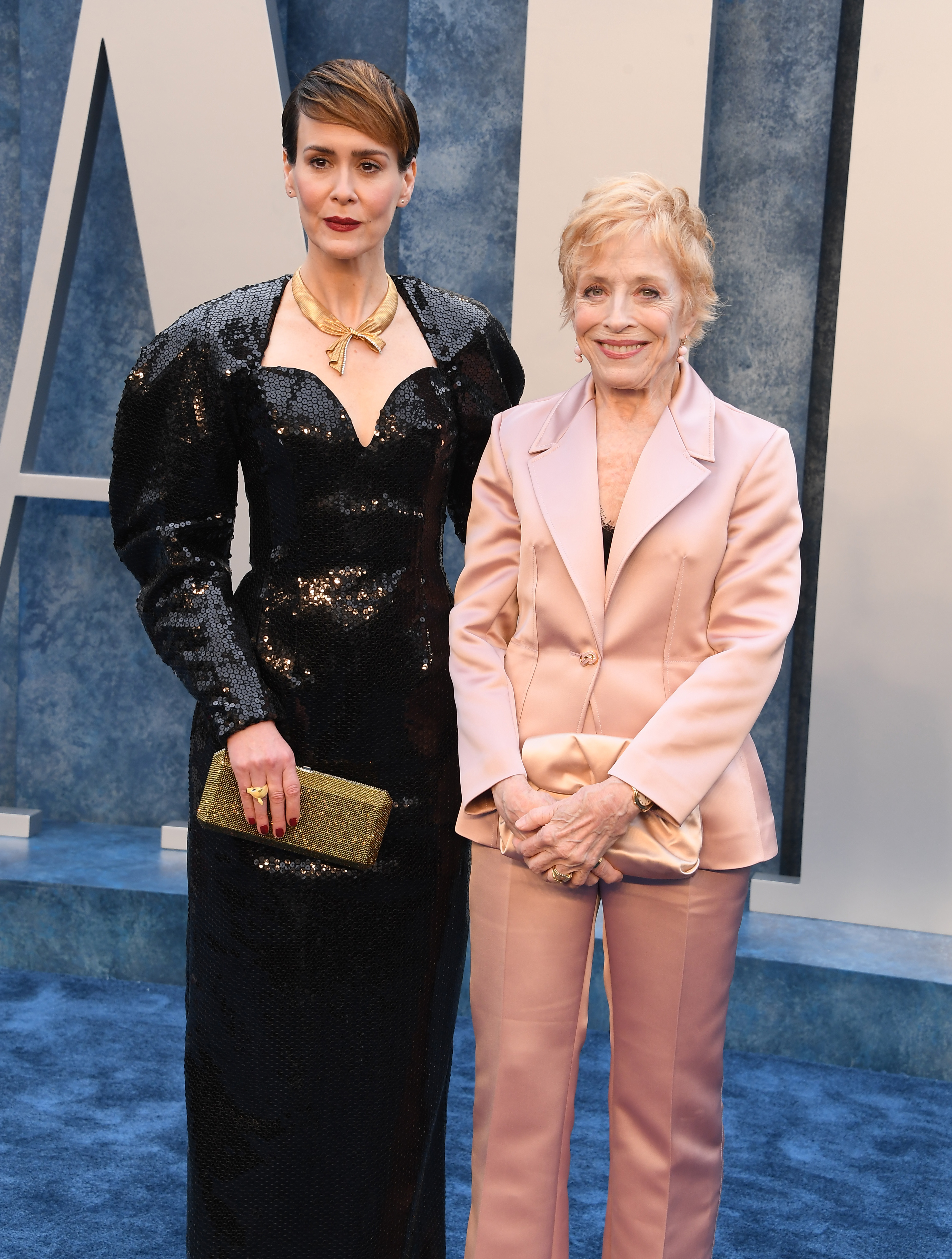 Sarah Paulson und Holland Taylor bei der Vanity Fair Oscar Party am 12. März 2023 in Beverly Hills, Kalifornien. | Quelle: Getty Images