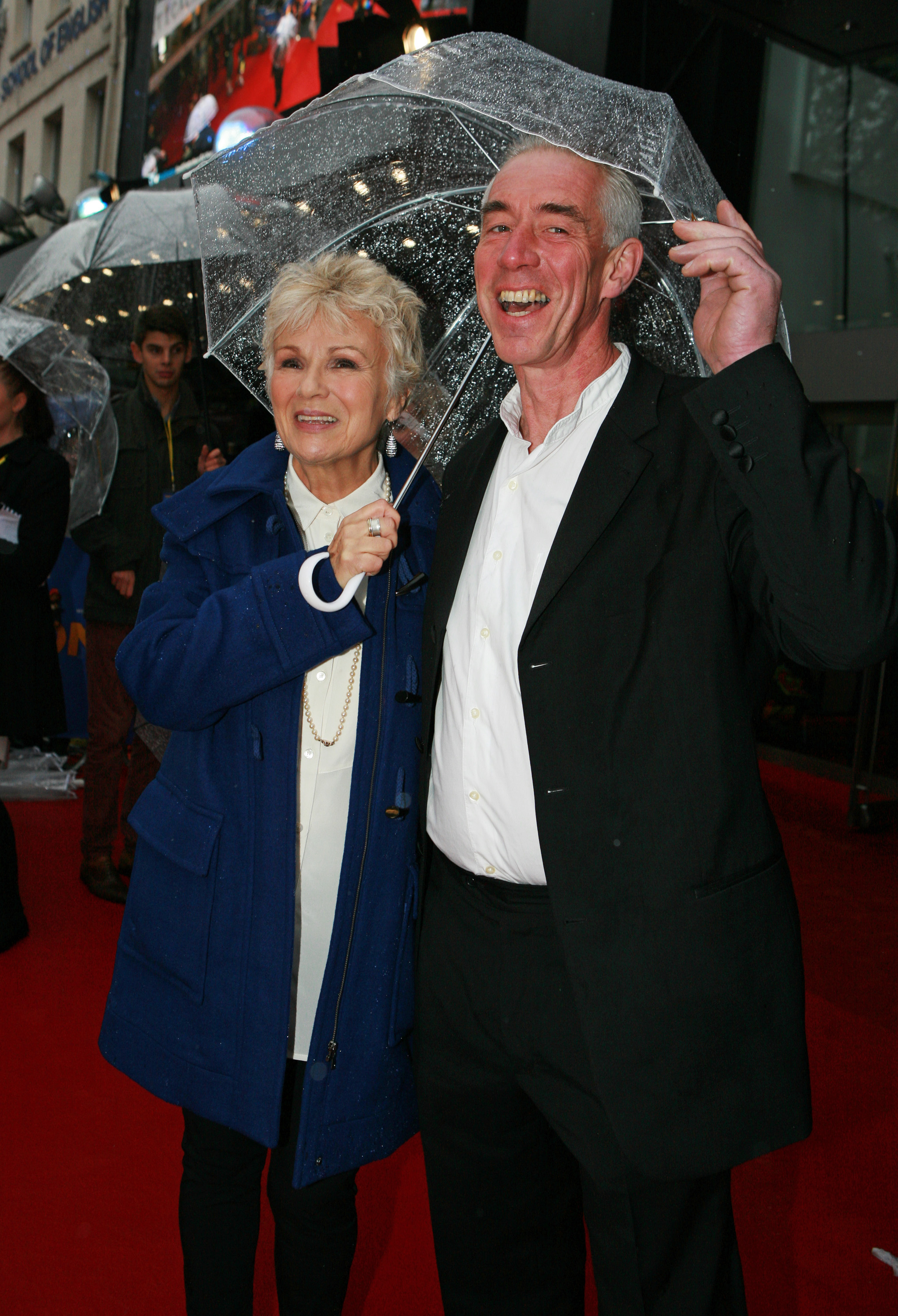 Julie Walters und Ehemann Grant Roffey bei der Weltpremiere von "Paddington" 2014 in London, England.  | Quelle: Getty Images