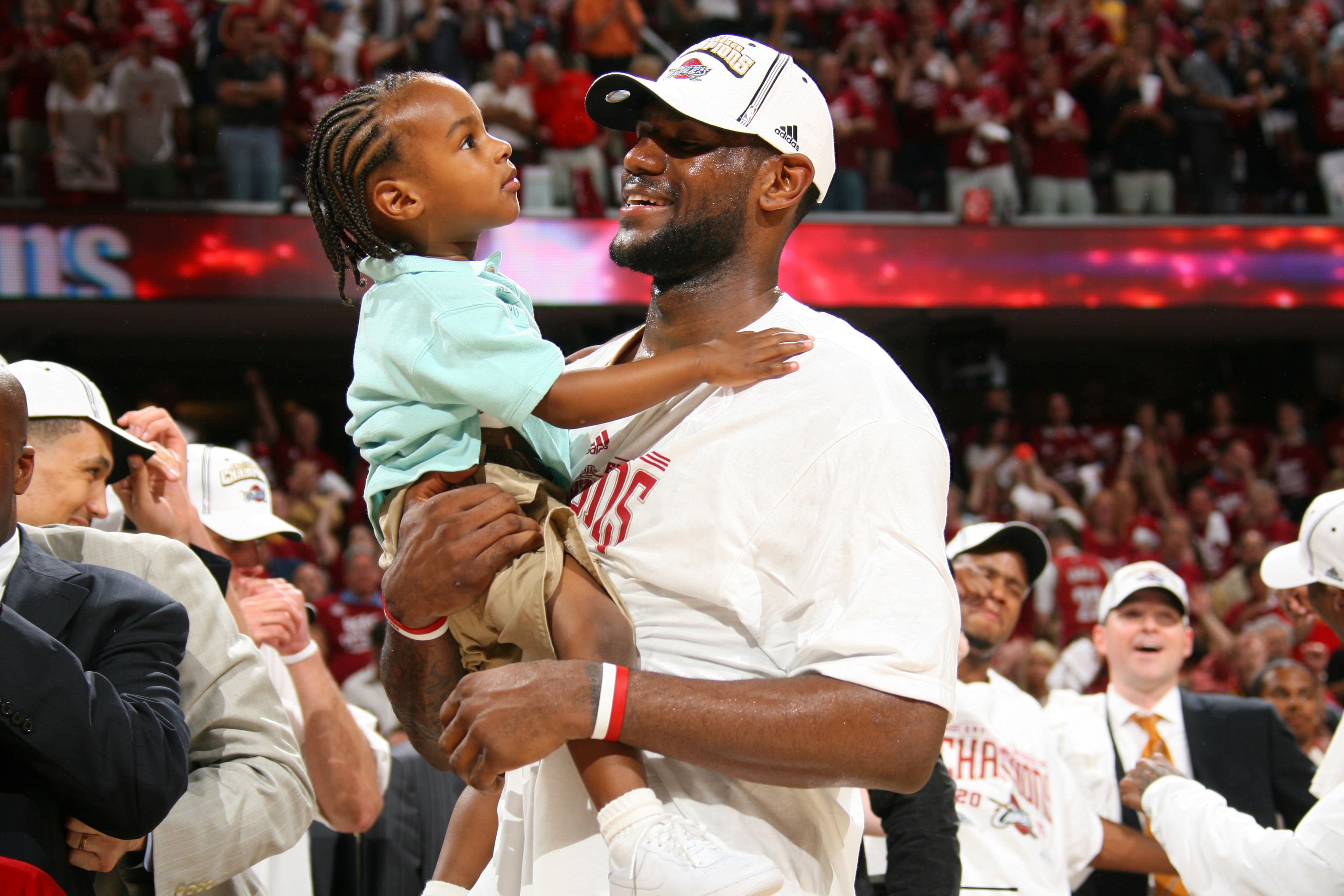 LeBron James hält seinen Sohn LeBron "Bronny" Jr. während der NBA Playoffs 2007 am 2. Juni 2007 | Quelle: Getty Images