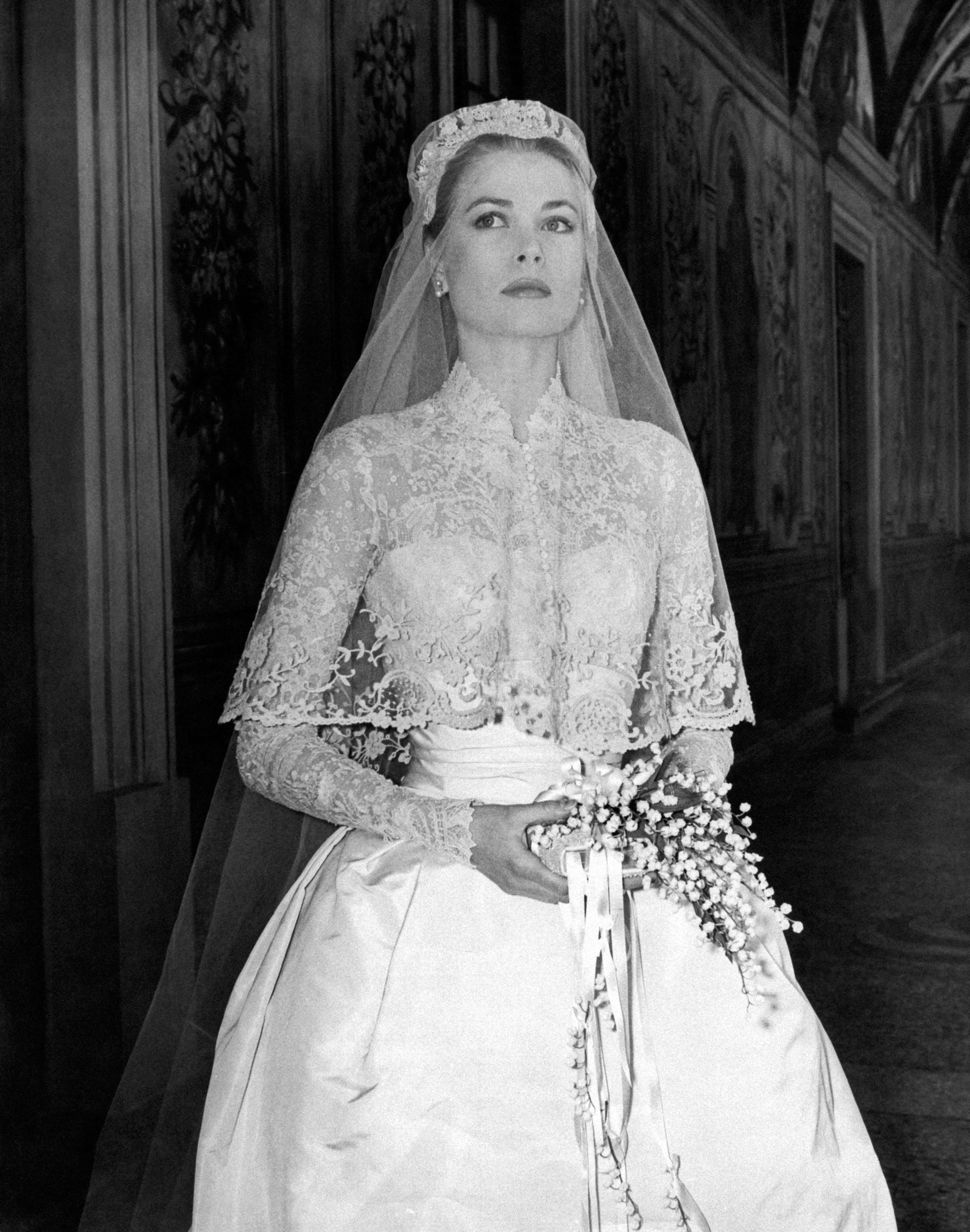 Grace Kelly, fotografiert in ihrem Brautkleid am 19. April 1956 in Monaco. | Quelle: Getty Images