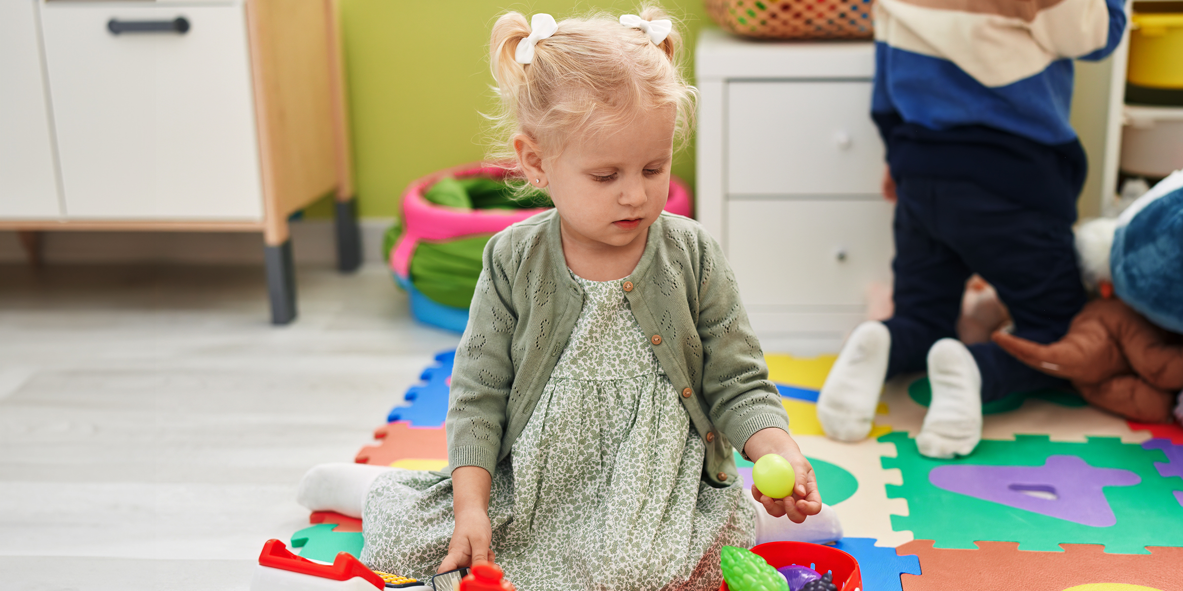 Ein kleines Mädchen in einer Kindertagesstätte | Quelle: Shutterstock