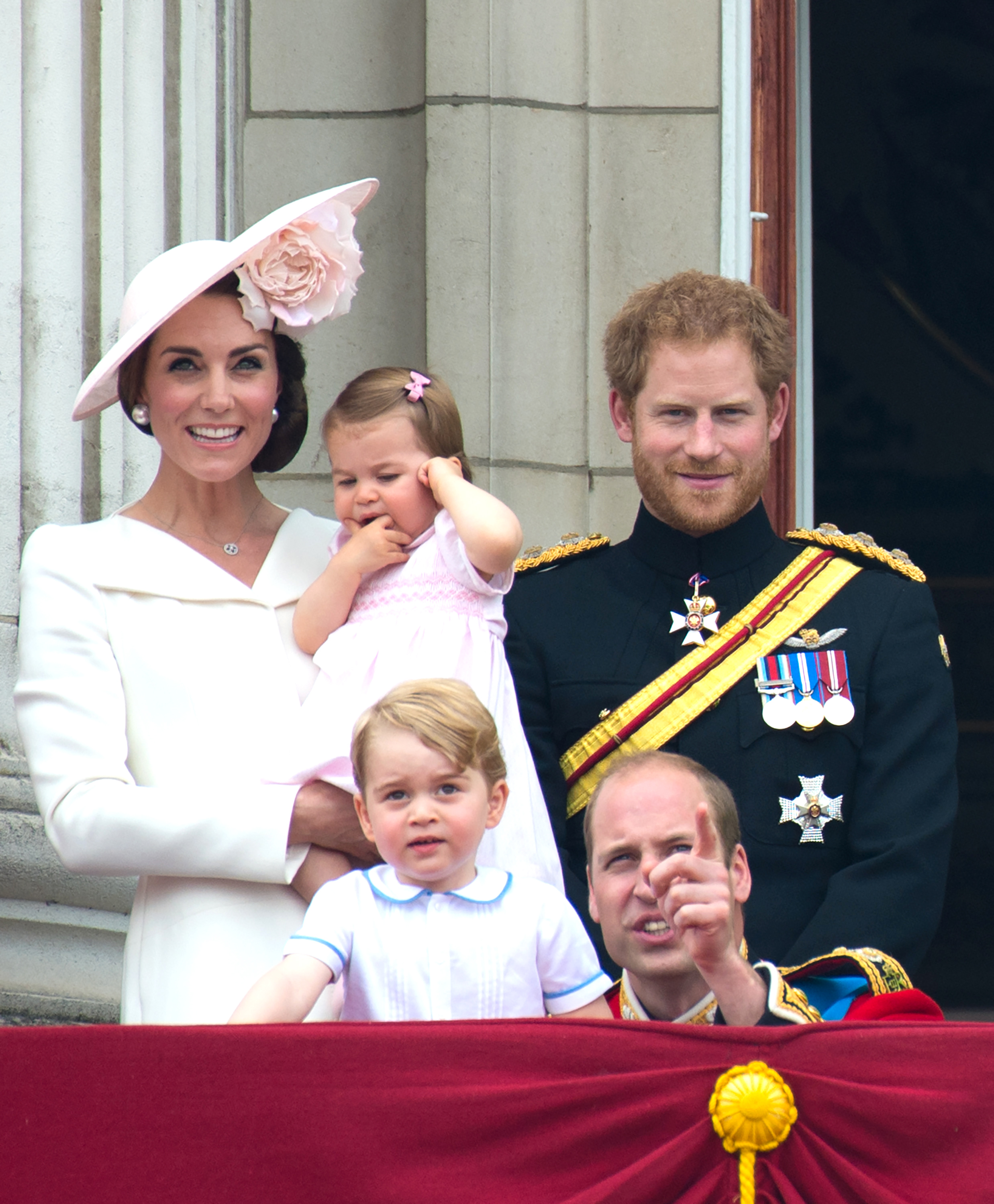 Prinzessin Catherine hält ihre Tochter Prinzessin Charlotte, Prinz George, Prinz William und Prinz Harry auf dem Balkon des Buckingham Palace während des Trooping the Colour am 11. Juni 2016 in London, England. | Quelle: Getty Images