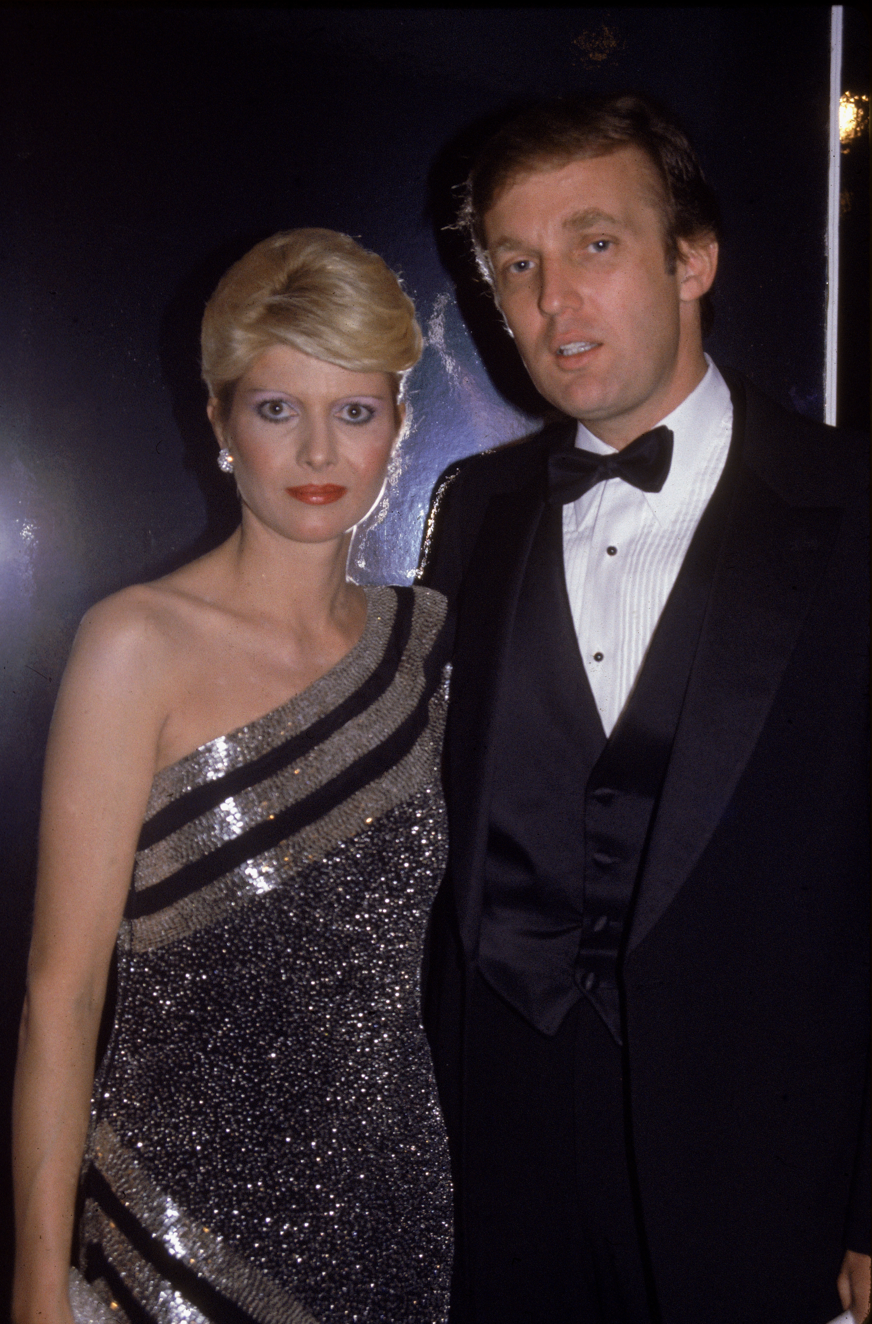 Ivana und Donald Trump posieren bei einer offiziellen Veranstaltung am 6. November 1982 | Quelle: Getty Images