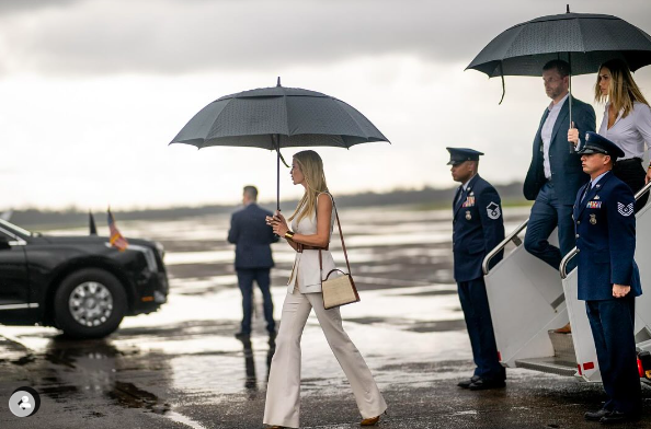 Ivanka Trump auf dem Weg aus einem Flugzeug, während andere Leute hinter ihr herlaufen und das Sicherheitspersonal zuschaut, aufgenommen am 12. Februar 2025. | Quelle: Instagram/invankatrump