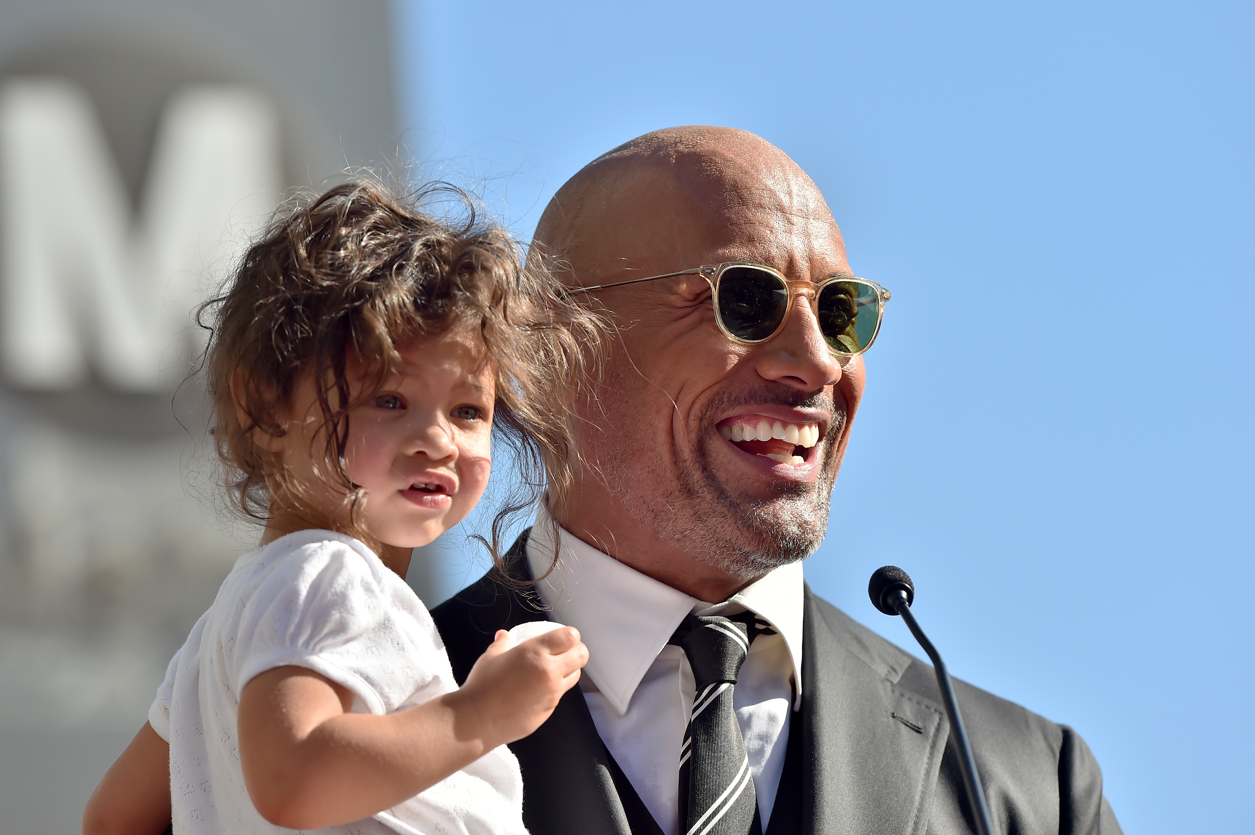 Dwayne und Jasmine Johnson nehmen an einer Zeremonie teil, bei der er am 13. Dezember 2017 mit einem Stern auf dem Hollywood Walk of Fame geehrt wird | Quelle: Getty Images