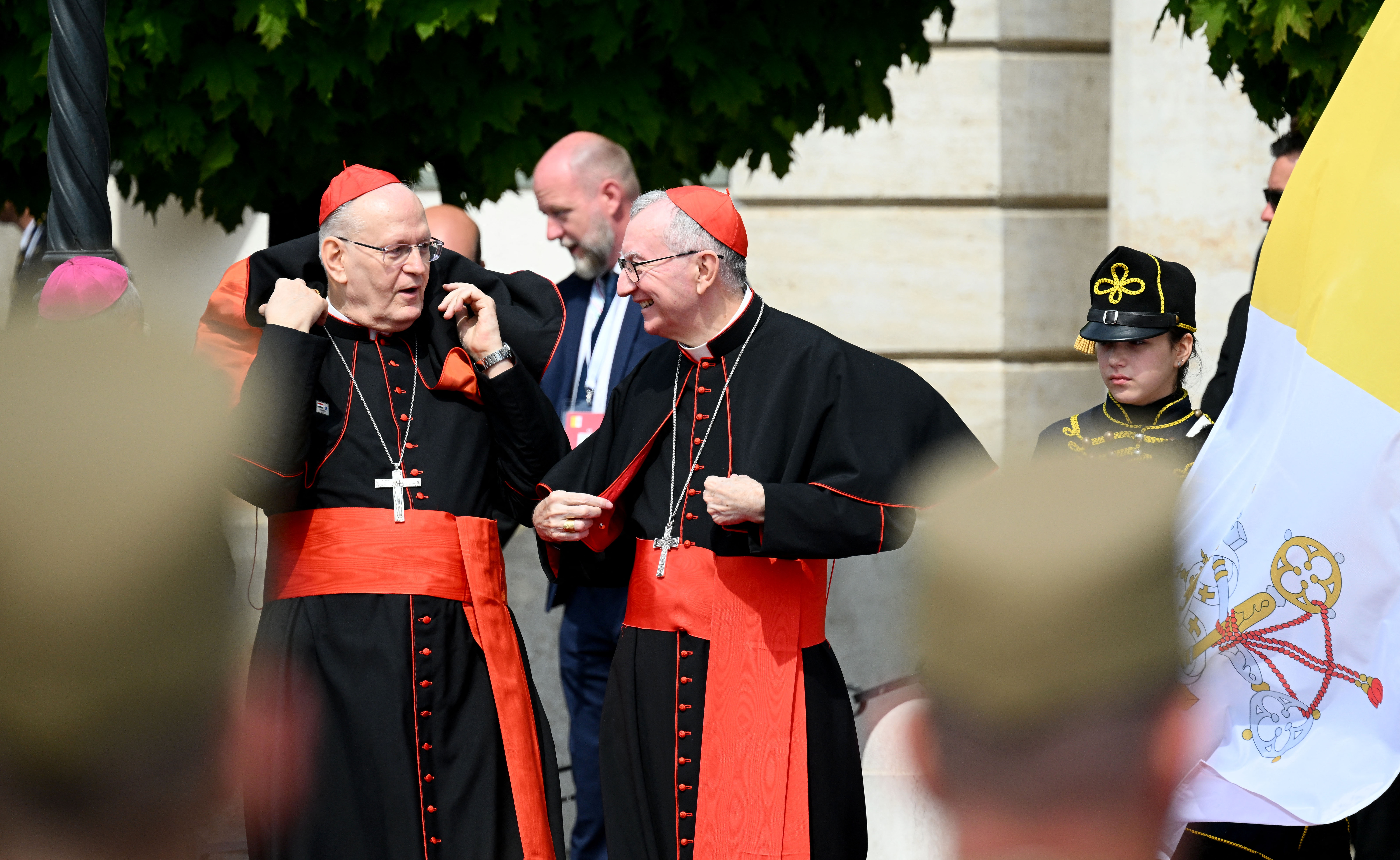 Die Kardinäle Peter Erdo und Pietro Parolin warten auf die Ankunft von Papst Franziskus im Sandor-Palast am 28. April 2023 in Budapest, Ungarn. | Quelle: Getty Images