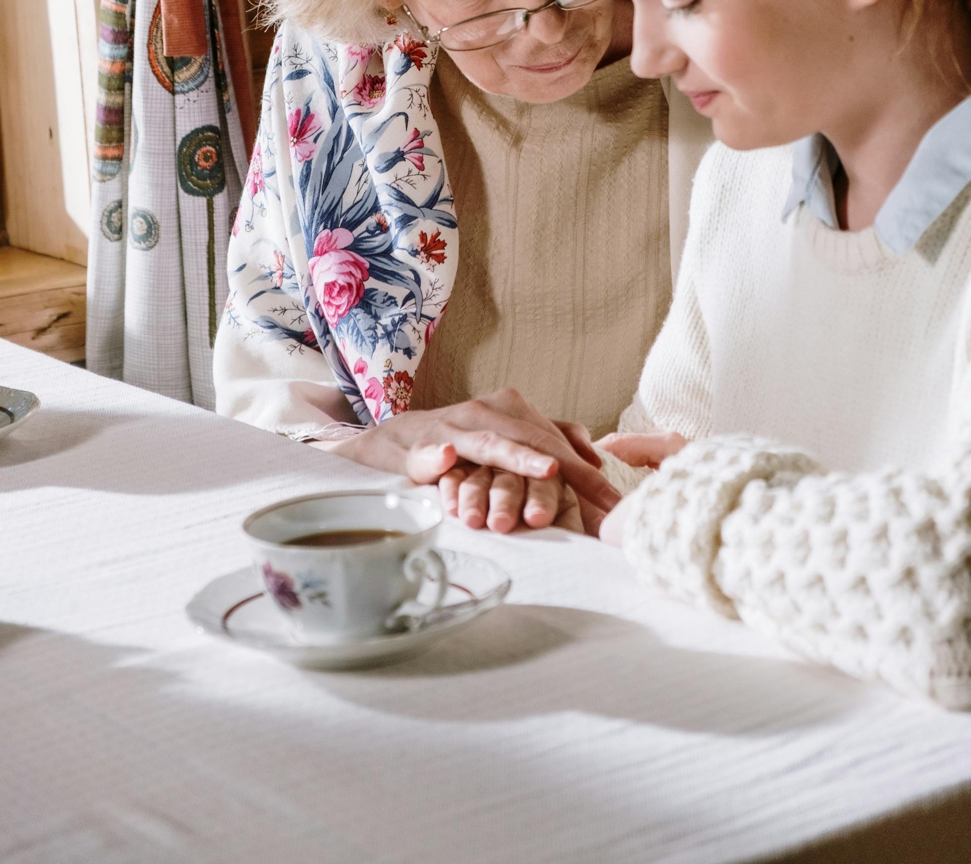 Nahaufnahme einer älteren Frau im Gespräch mit ihrer Enkelin | Quelle: Pexels