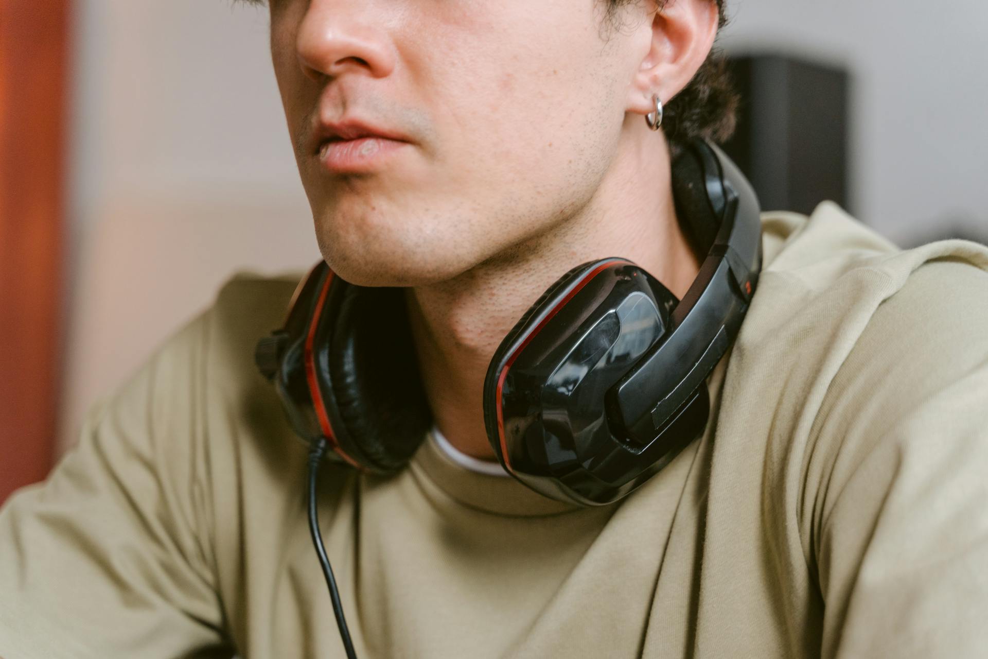 Ein Mann mit einem Headset um den Hals | Quelle: Pexels