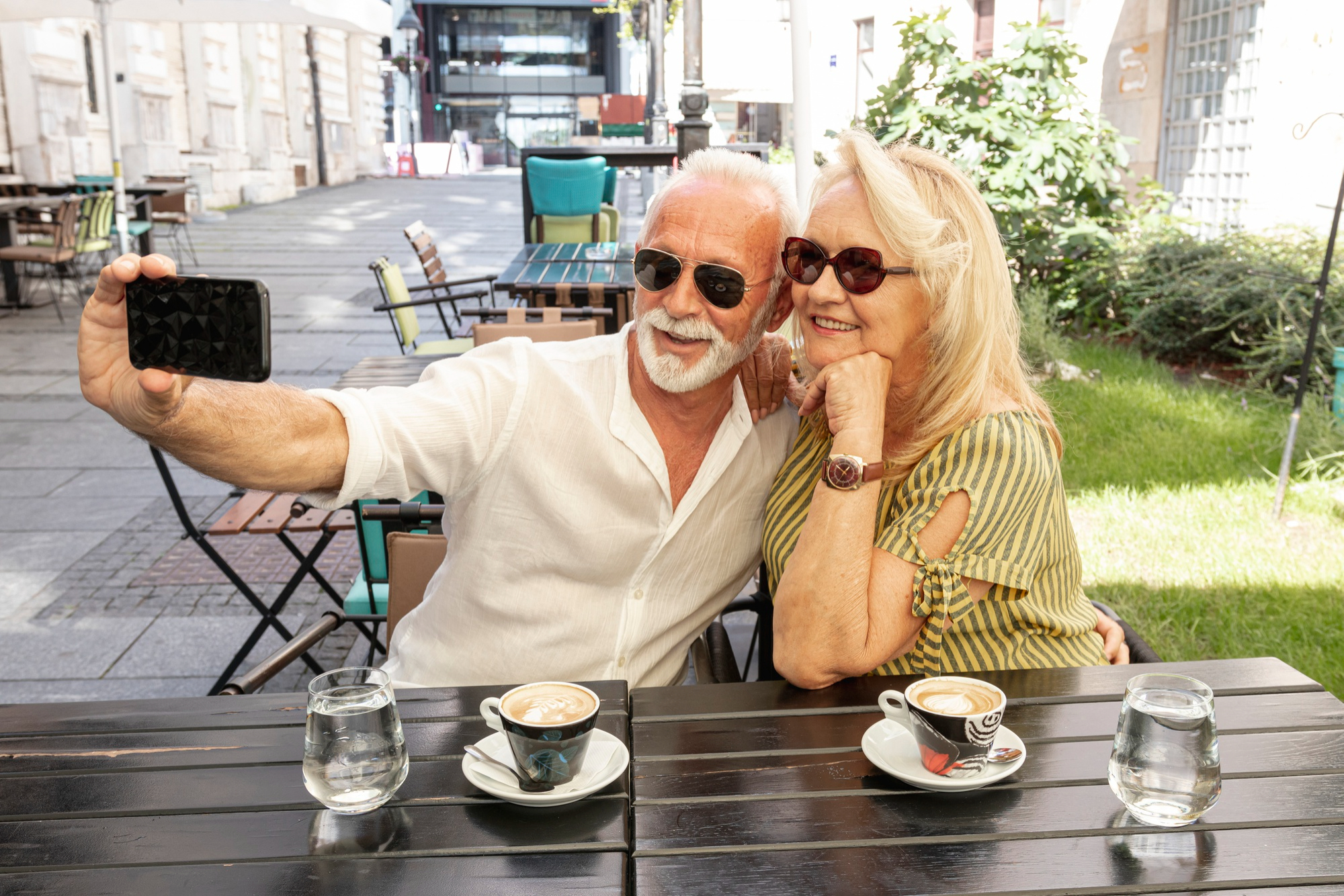 Ein glückliches älteres Paar | Quelle: Freepik