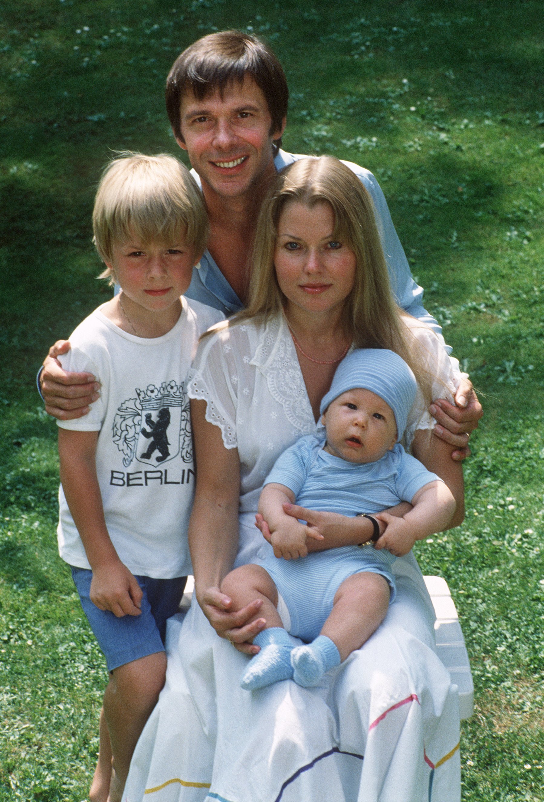 Auf diesem Foto aus dem Jahr 1982 nimmt Reinhard Mey seine Frau Hella und seine Söhne Frederik (links) und Max (rechts) liebevoll in den Arm | Quelle: Getty Images
