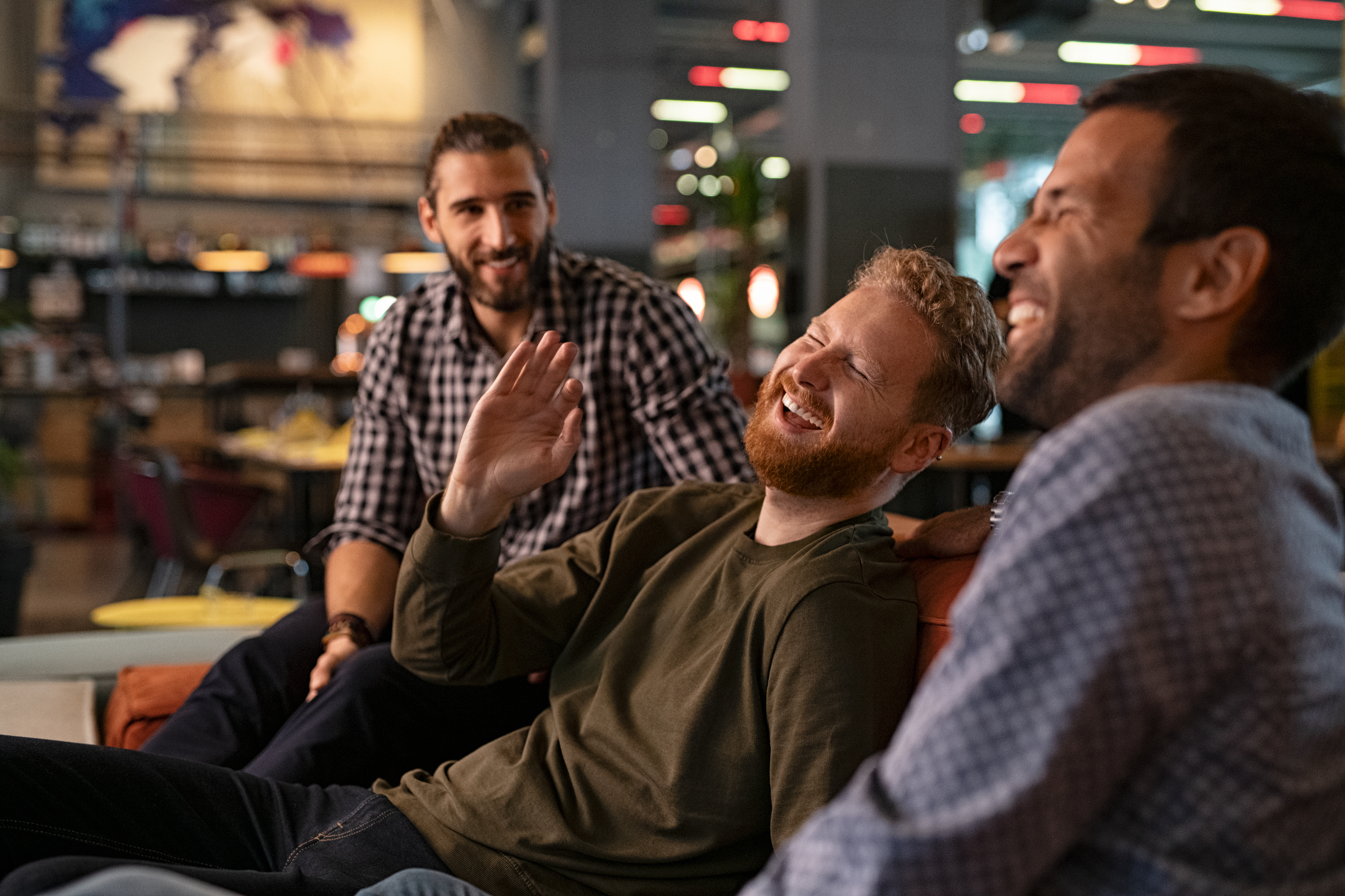 Männer, die zusammen lachen | Quelle: Getty Images