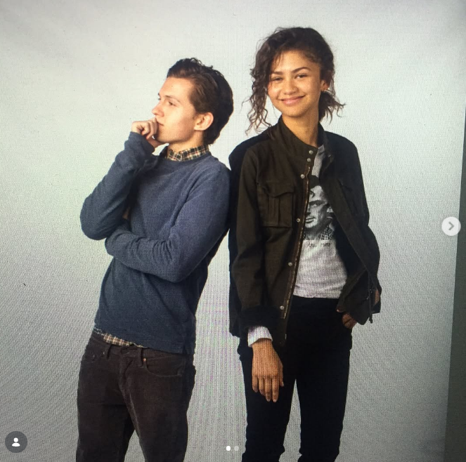 Tom Holland und Zendaya waren schon viele Jahre lang eng befreundet, bevor Gerüchte über eine Romanze aufkamen. Auf diesem Foto posierten sie hinter den Kulissen bei einem Fotoshooting für einen Beitrag zu ihrem Geburtstag am 1. September 2017. | Quelle: Instagram/tomholland2013