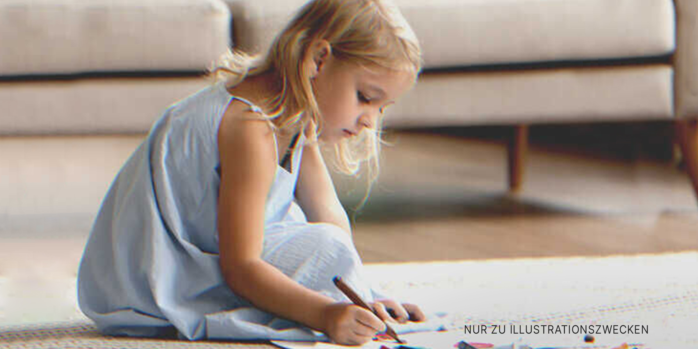 Kleines Mädchen malt ein Bild | Shutterstock