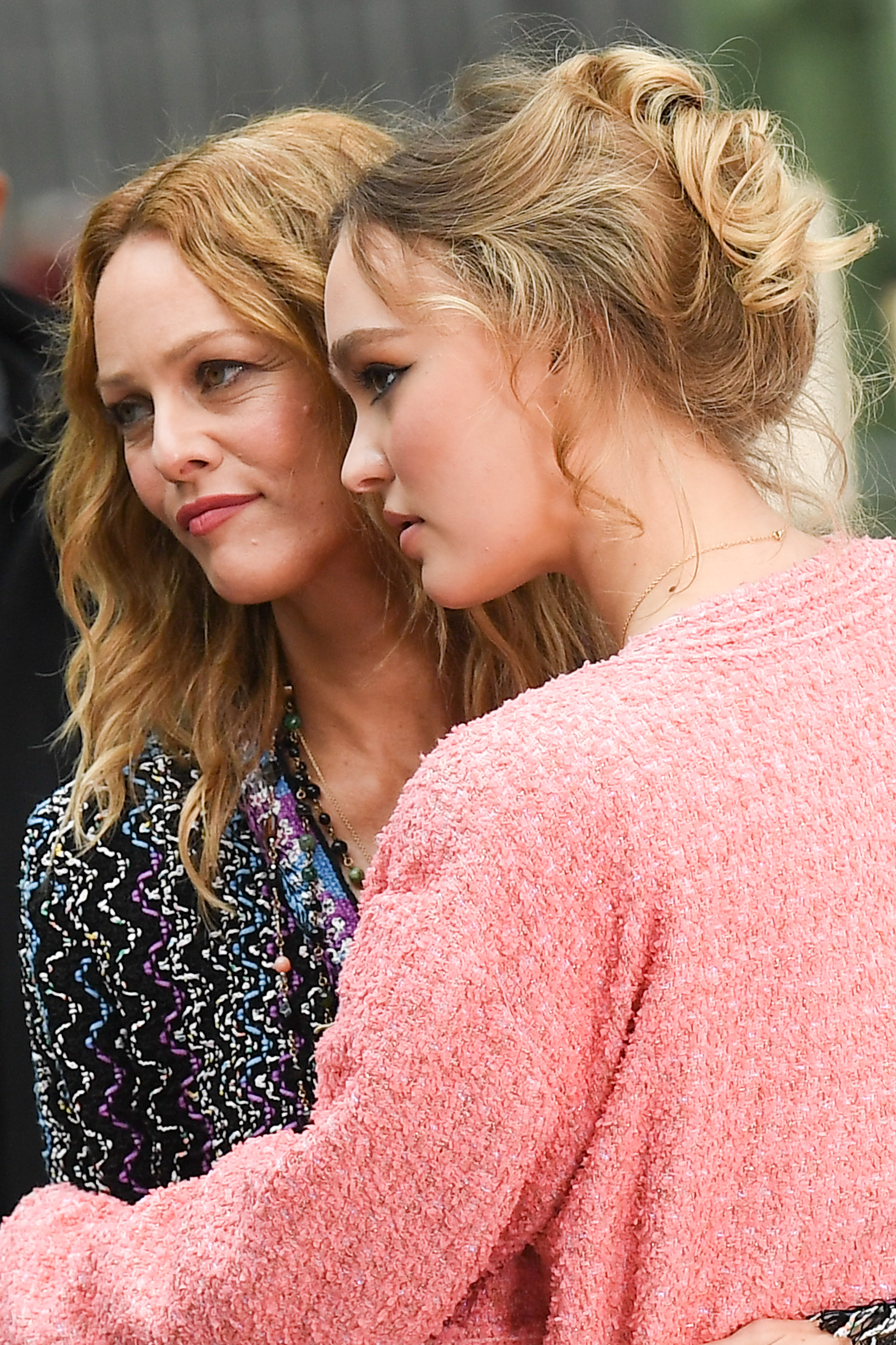 Vanessa Paradis und ihre Tochter Lily-Rose Depp besuchen am 6. Oktober 2020 während der Pariser Modewoche die Chanel-Show für Frühjahr/Sommer 2021. Depp hat ihrer Mutter zugeschrieben, ihr Verständnis vom Leben in der Unterhaltungsbranche geprägt zu haben, und gleichzeitig ihren Wunsch betont, sich eine eigenständige Karriere aufzubauen. | Quelle: Getty Images