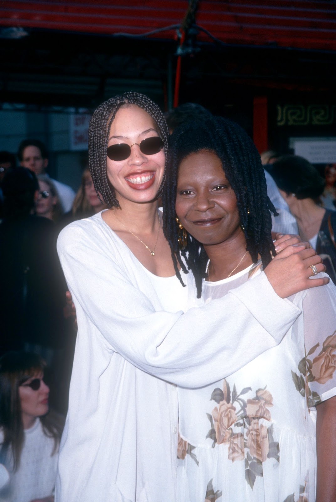 Whoopi Goldberg und Alex Martin während der Zopf-, Hand- und Fußabdruckzeremonie der Schauspielerin am 2. Februar 1995 in Hollywood, Kalifornien. | Quelle: Getty Images