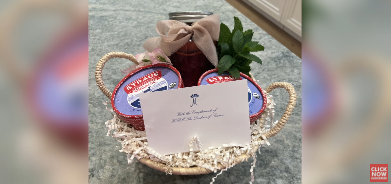 Ein Screenshot des Geschenkkorbs von Meghan Markle an Jamie Kern Lima | Quelle: YouTube/Jamie Kern Lima