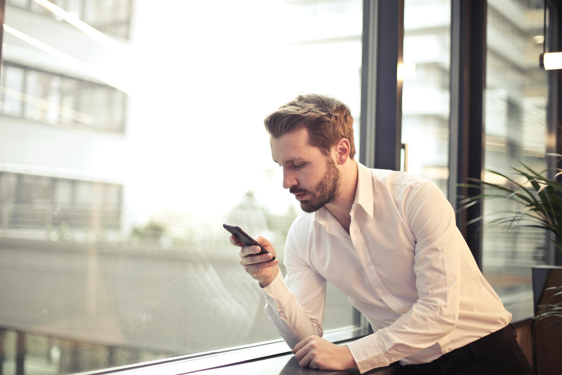 Ein Mann an seinem Telefon | Quelle: Pexels