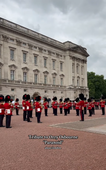 Die Band of the Coldstream Guards spielt Black Sabbaths "Paranoid" vor dem Buckingham Palace am 30. Juli 2025 | Quelle: TikTok/about.london