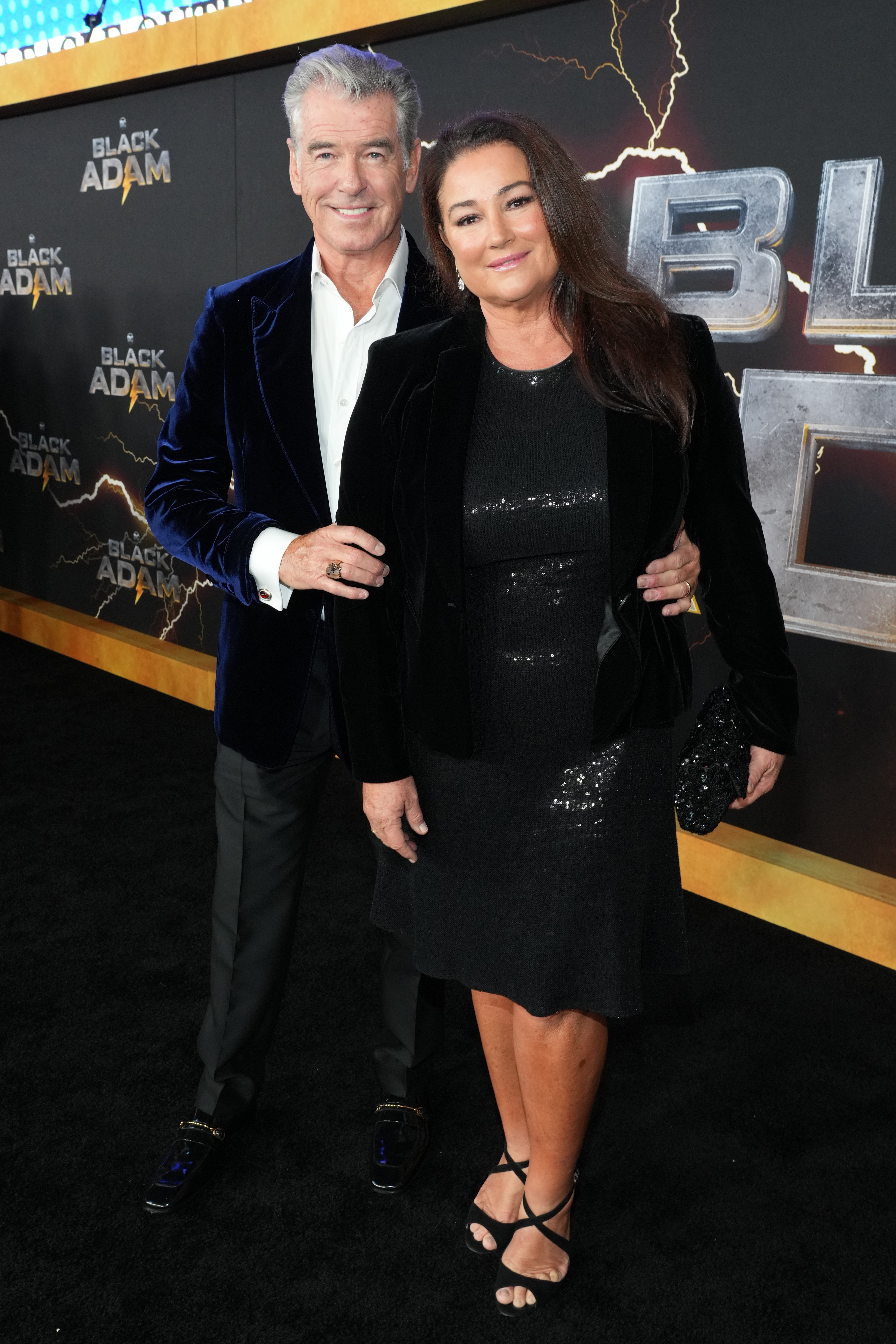 Pierce Brosnan und Keely Shaye Smith besuchen die DCs "Black Adam" New York Premiere im AMC Empire 25 am 12. Oktober 2022 in New York City. | Quelle: Getty Images