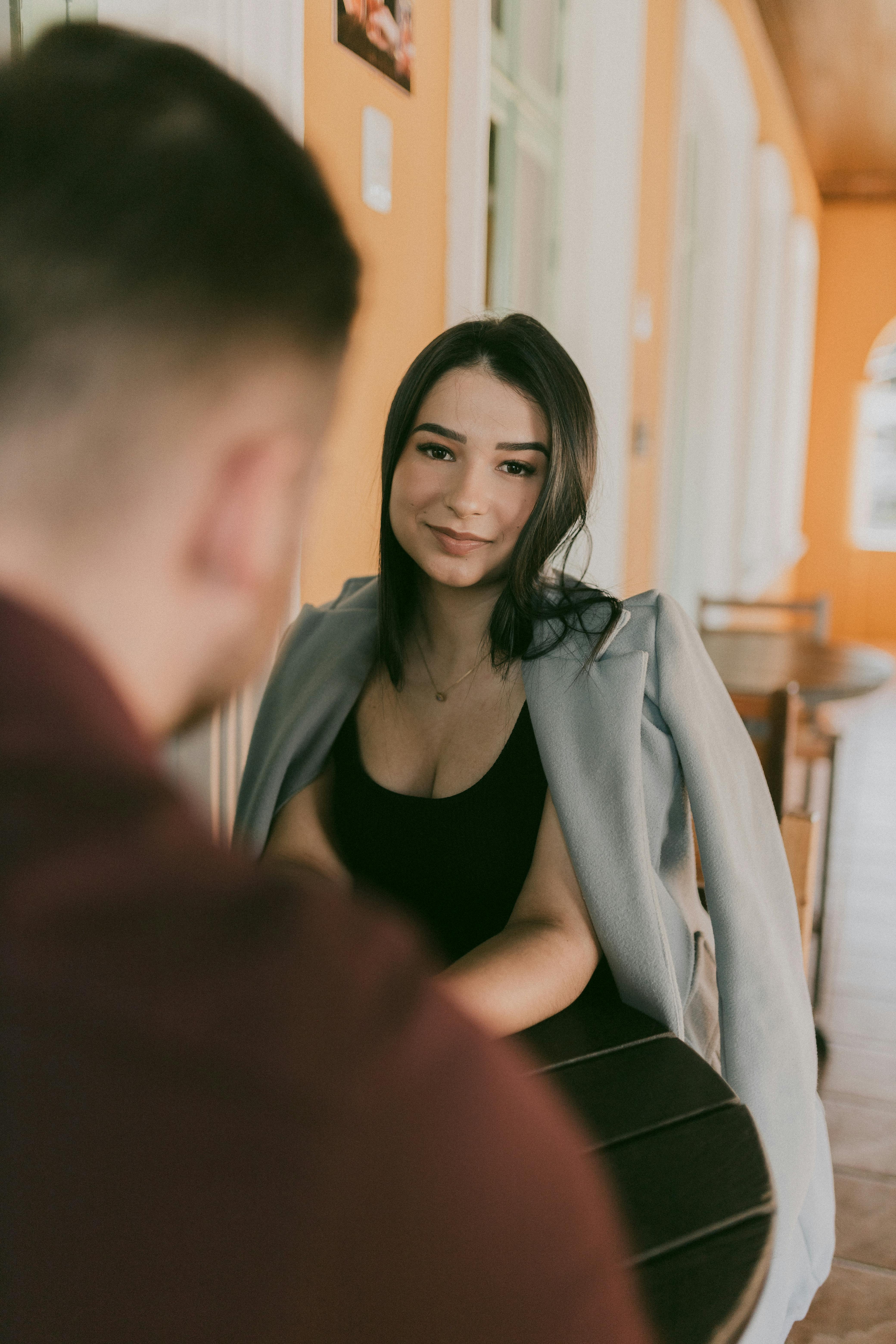Eine lächelnde Frau bei einem Date | Quelle: Pexels